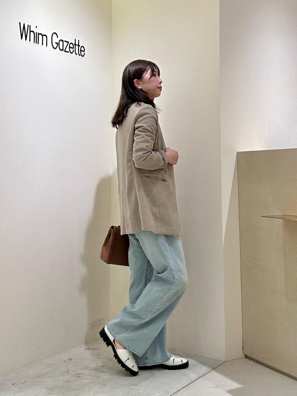「ジャケット、春コーデ、オトナカジュアル、シンプルスタイル、大人ファッション、春色、ノーカラージャケット、デニムパンツ、デニムコーデ、ママコーデ、ママファッション、ウィムガゼット、きれいめカジュアル、whimgazette」|「Whim Gazetteの【Hoaw.】チョーカー(チョーカー、ゴールド系)」を使った、髙橋さん(骨格ストレート・レディース・158cm)の春コーディネートの4枚目の写真