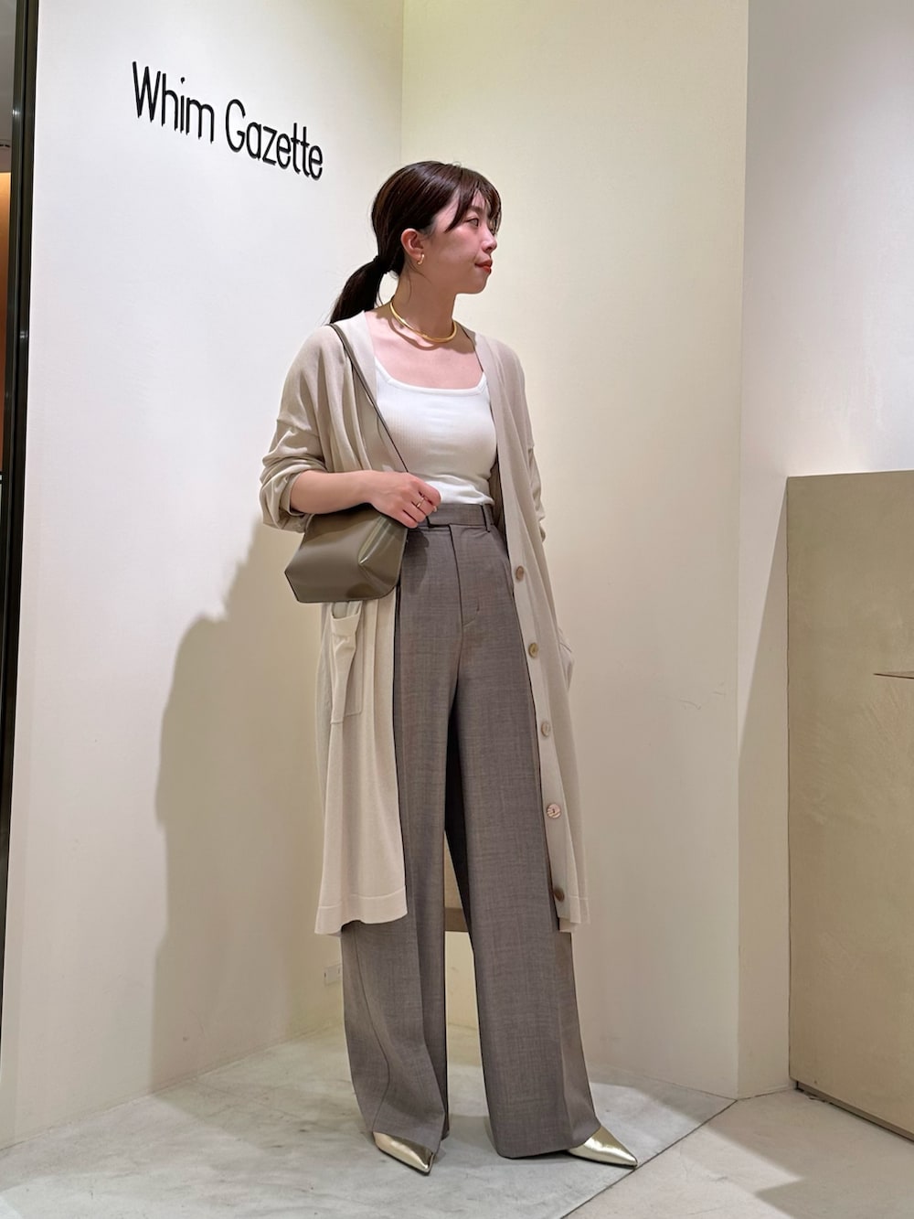 「春色、春めき満開コーデ、春コーデ、大人カジュアル、淡色コーデ、休日スタイル、お出かけコーデ、カーディガン、大人コーデ、きれいめコーディネート、ロングカーディガン、ワントーンコーデ、ママコーデ、きれいめカジュアル、ウィムガゼット」|「Whim GazetteのカップツキRIBタンク(Tシャツ/カットソー、ホワイト系)」を使った、髙橋さん(レディース・158cm)の春コーディネートの4枚目の写真