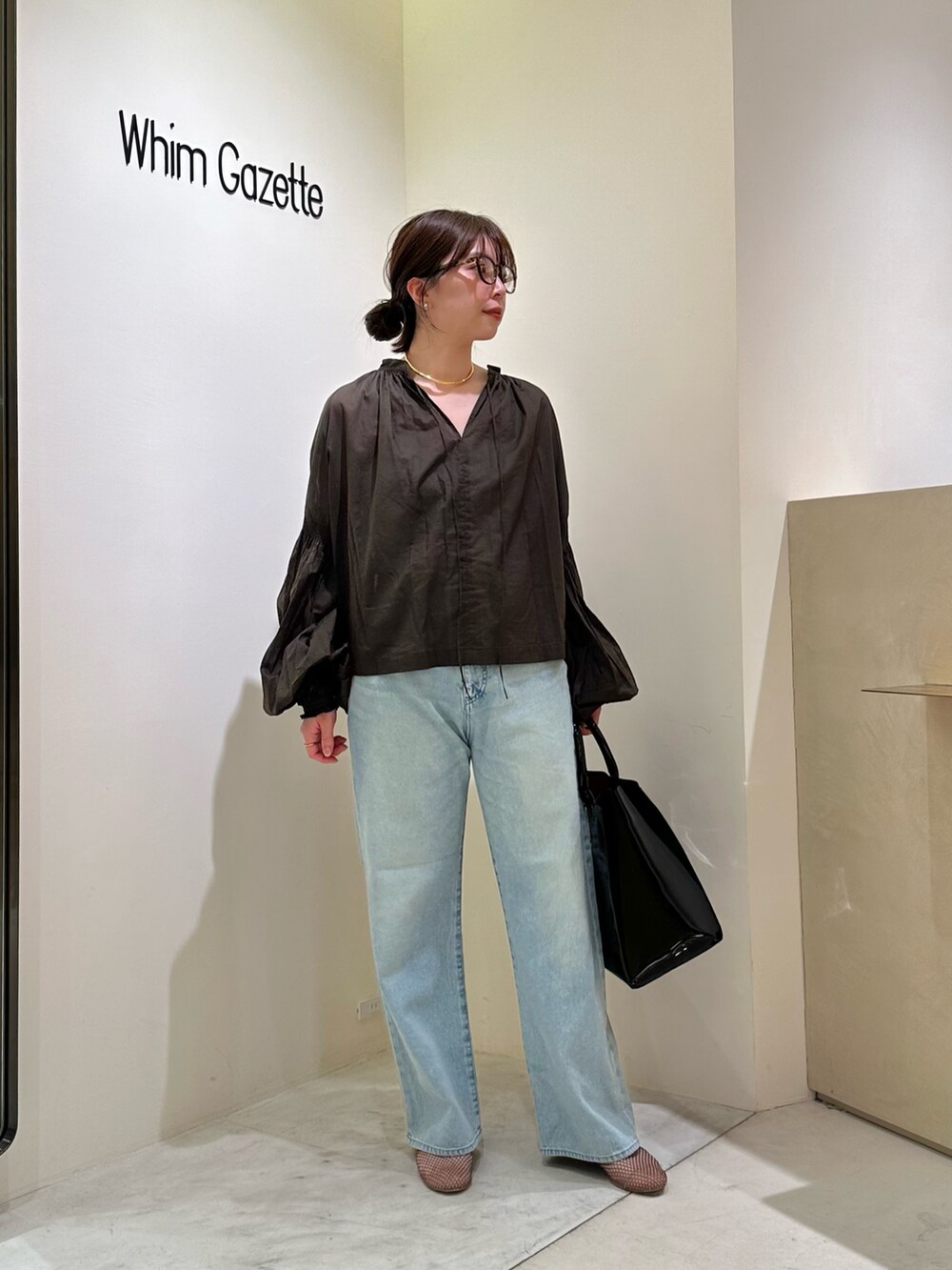 「春色、春めき満開コーデ、トートバッグ、春コーデ、大人カジュアル、メガネ女子、休日スタイル、お出かけコーデ、シアートップス、春服コーデ、お花見コーデ、オトナ女子、ウィムガゼット、whimgazette、きれいめカジュアル」｜「Whim Gazetteの【Hoaw.】チョーカー（チョーカー、ゴールド系）」を使った、髙橋さん（レディース・158cm）の春コーディネートの5枚目の写真