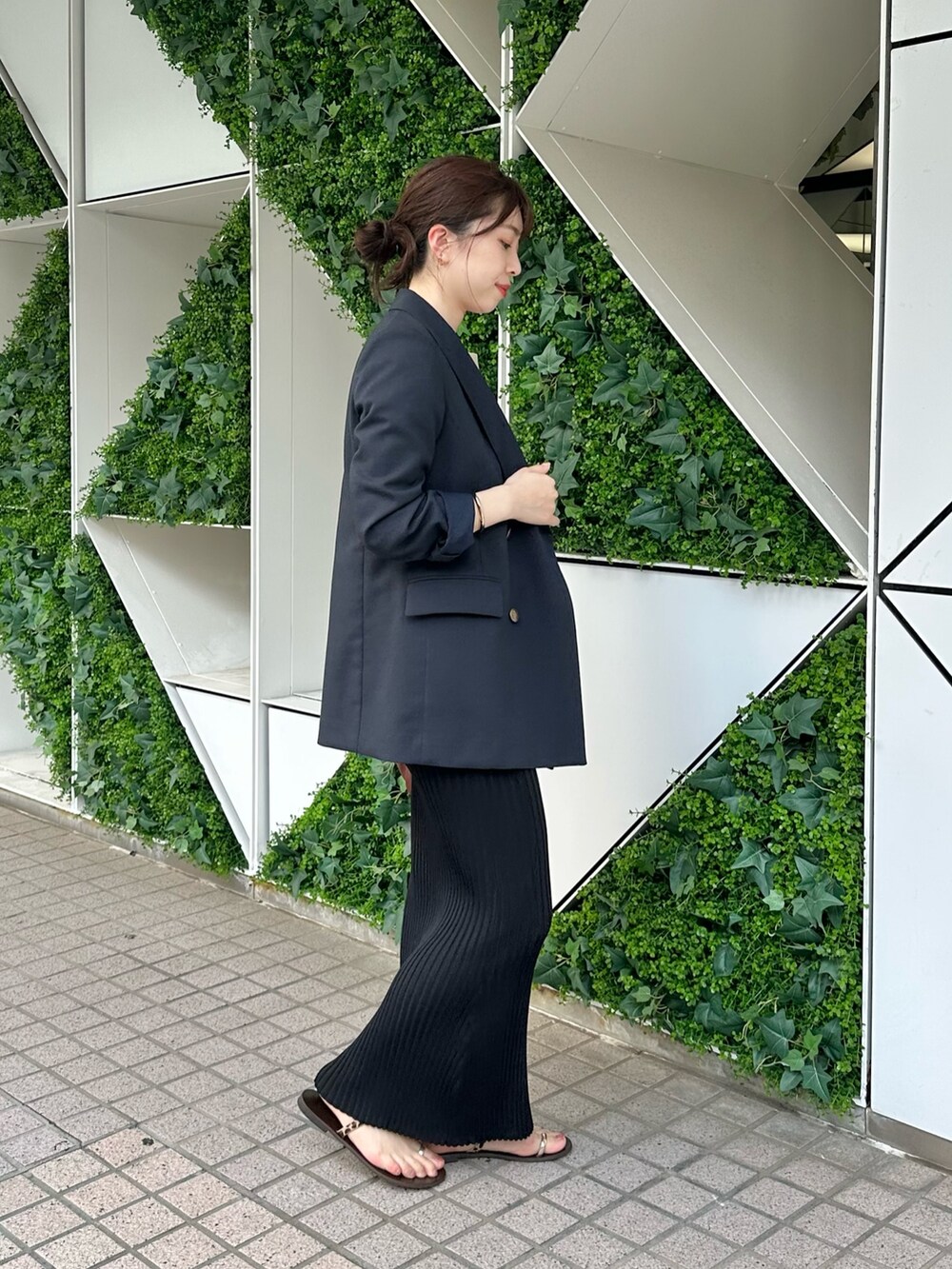 「ジャケット、テーラードジャケット、春色、春めき満開コーデ、春コーデ、大人カジュアル、休日スタイル、お出かけコーデ、大人コーデ、きれいめコーディネート、ジャケットコーデ、ロゴT、タイトスカート、サンダル、ウィムガゼット」｜「Whim GazetteのナンバーTシャツ（Tシャツ/カットソー、ベージュ系）」を使った、髙橋さん（レディース・158cm）の春コーディネートの3枚目の写真