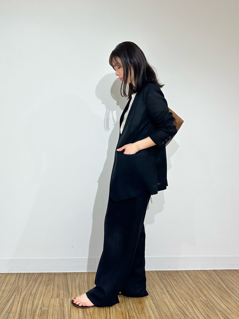 「春服コーデ、大人かわいい、シンプル、きれいめコーデ、大人女子、ジャケット、ジャケットスタイル、whimgazette、ウィムガゼット、サンダル、セットアップ、ブラックコーデ、ブラック」｜「Whim Gazetteのジュートライクノーカラージャケット（ノーカラージャケット、ブラック系）」を使った、髙橋さん（骨格ストレート・レディース・158cm）の春コーディネートの4枚目の写真