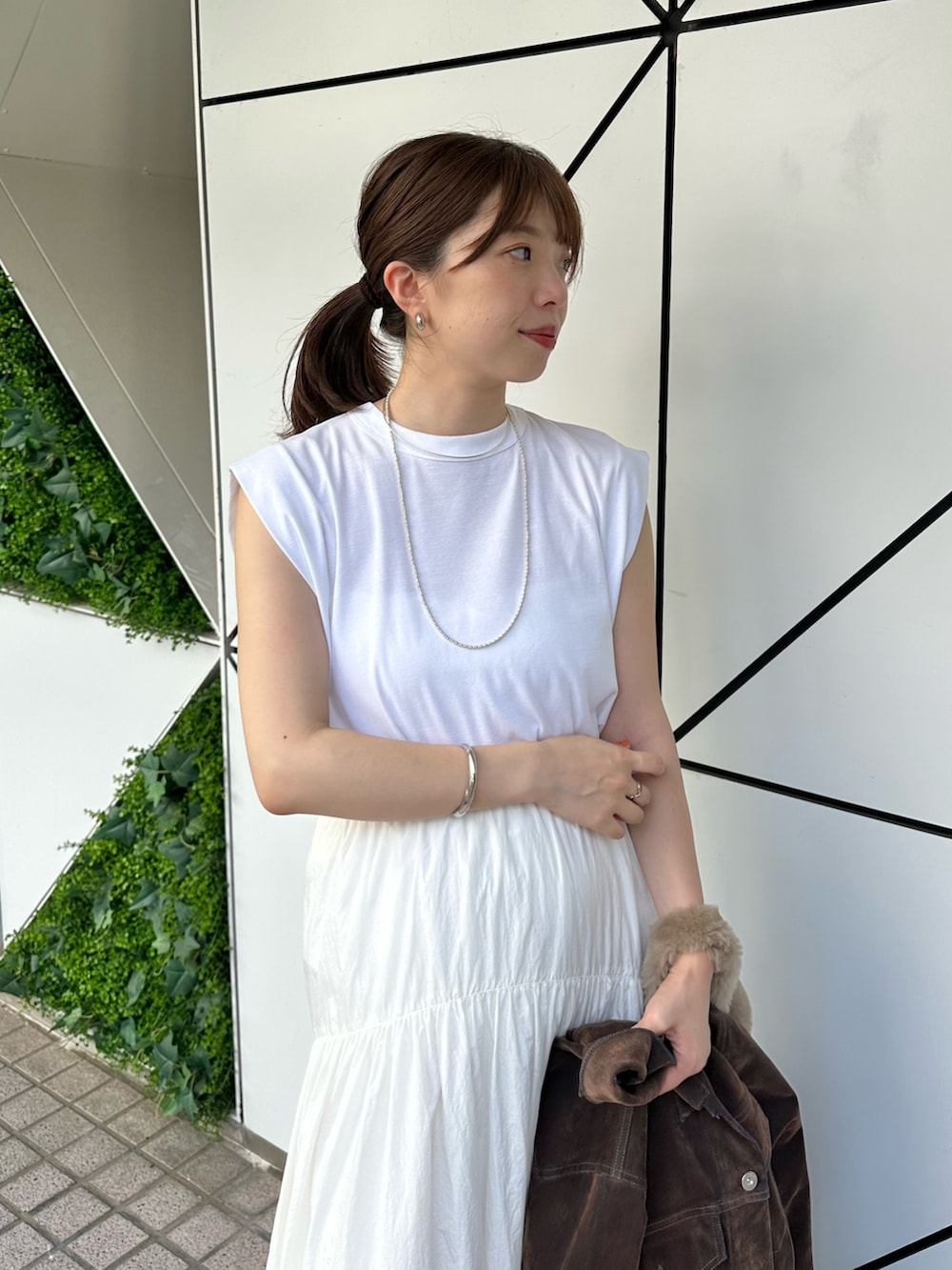 「デニム、白Tシャツ、シンプルコーデ、きれいめカジュアル、ノースリーブ、お出かけコーデ、秋コーデ、Gジャン、ウィムガゼット、whimgazette、フレアスカート、ファーバッグ、オトナカジュアル、骨格ストレート、30代コーデ」|「Whim Gazetteのヴィンテージタフタスカート(スカート、ホワイト系)」を使った、髙橋さん(レディース・158cm)の夏コーディネートの8枚目の写真