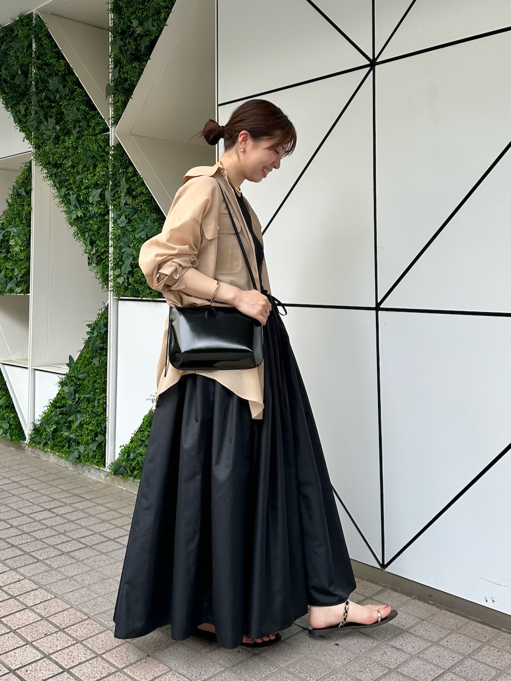 「サンダル、シャツスタイル、シアートップス、お出かけコーデ、夏服コーデ、大人コーデ、キレイめカジュアル、ワンピースコーデ、ワンピース、夏コーデ、オトナカジュアル、ウィムガゼット、whimgazette」｜「Whim Gazetteのドッキングワンピース（ワンピース、ブラック系）」を使った、髙橋さん（レディース・158cm）の春コーディネートの3枚目の写真