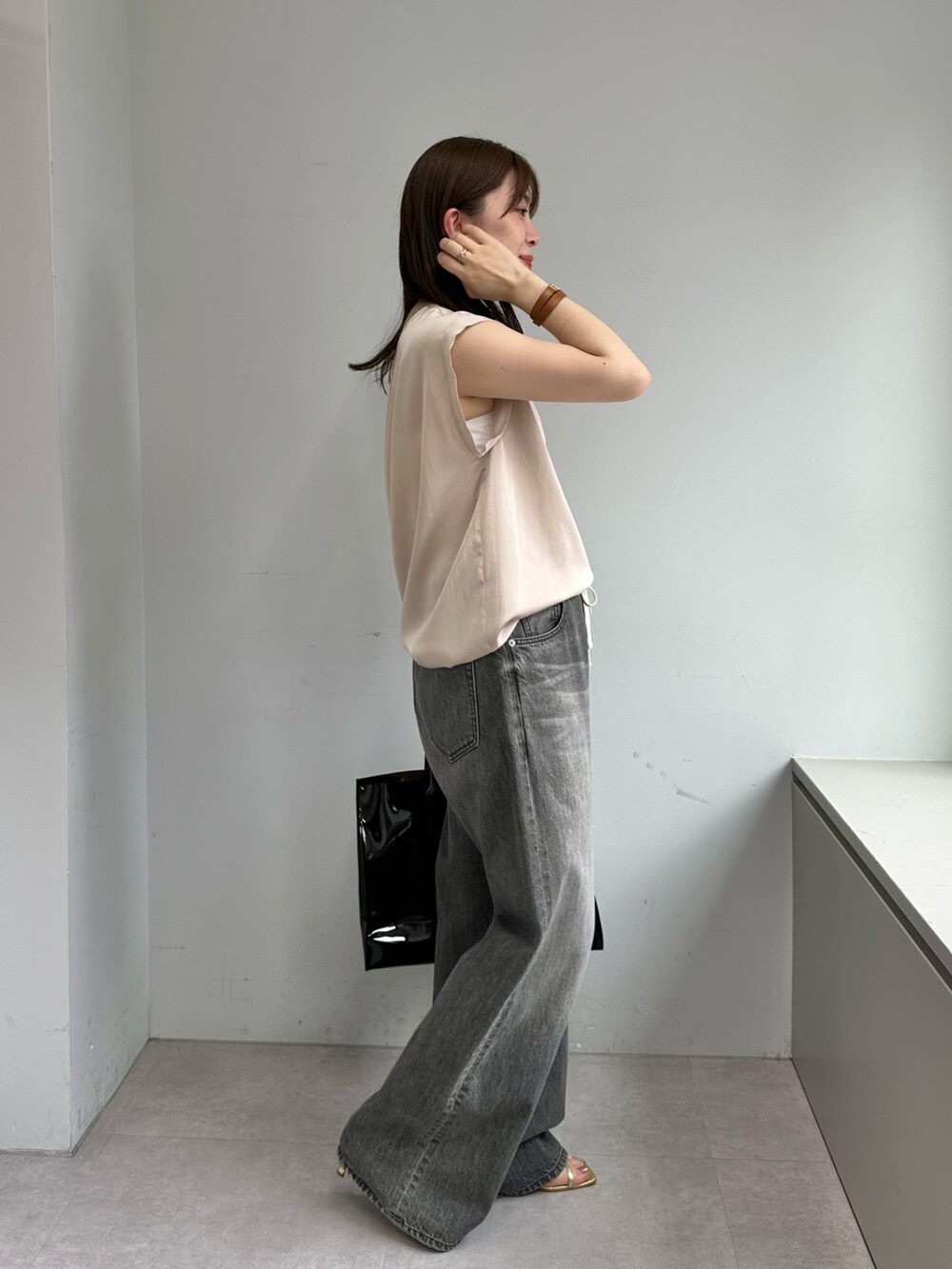 「サンダル、春夏コーデ、シンプルコーデ、休日スタイル、きれいめカジュアル、お出かけコーデ、おでかけコーデ、シンプルスタイル、デニム、デニムパンツ、ウィムガゼット、whimgazette、オトナカジュアル、ブラウス」｜「Whim Gazetteのドロストデニム（デニムパンツ、グレー系）」を使った、髙橋さん（レディース・158cm）の春コーディネートの4枚目の写真