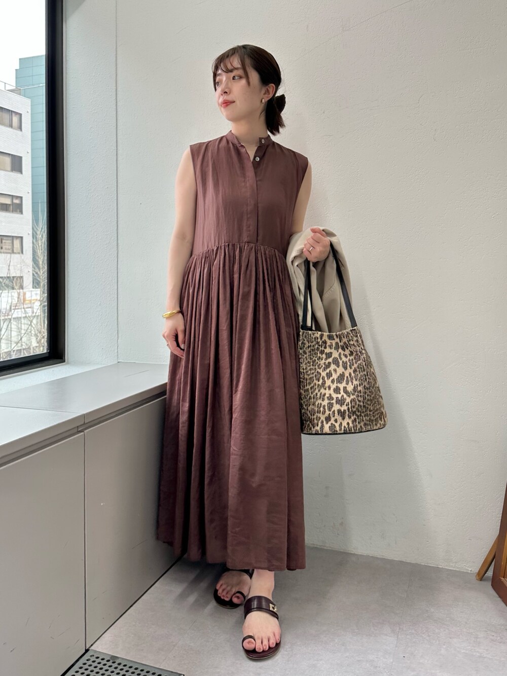 「サンダル、ワンピース、きれいめカジュアル、休日スタイル、お出かけコーデ、夏コーデ、オトナ女子、ロングワンピース、ワンピーススタイル、ノースリーブ、ウィムガゼット、whimgazette、オーバーサイズ、シャツコーデ、シャツスタイル」｜「Whim Gazetteのシルクローンギャザーワンピース（ワンピース、ブラウン系）」を使った、髙橋さん（レディース・158cm）の春コーディネートの5枚目の写真