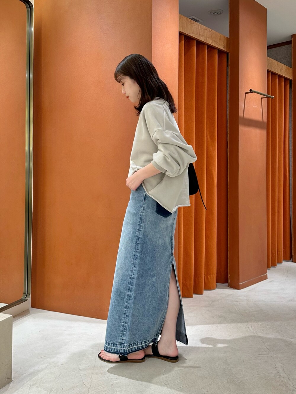 「春色、春めき満開コーデ、デニム、スウェット、春コーデ、大人カジュアル、休日スタイル、お出かけコーデ、オトナカジュアル、シンプルスタイル、きれいめコーデ、whimgazette、ウィムガゼット、デニムスカート、サンダルコーデ」|「Whim GazetteのスウェットVネックプルオーバー2(スウェット、ベージュ系)」を使った、髙橋さん(レディース・158cm)の春コーディネートの2枚目の写真