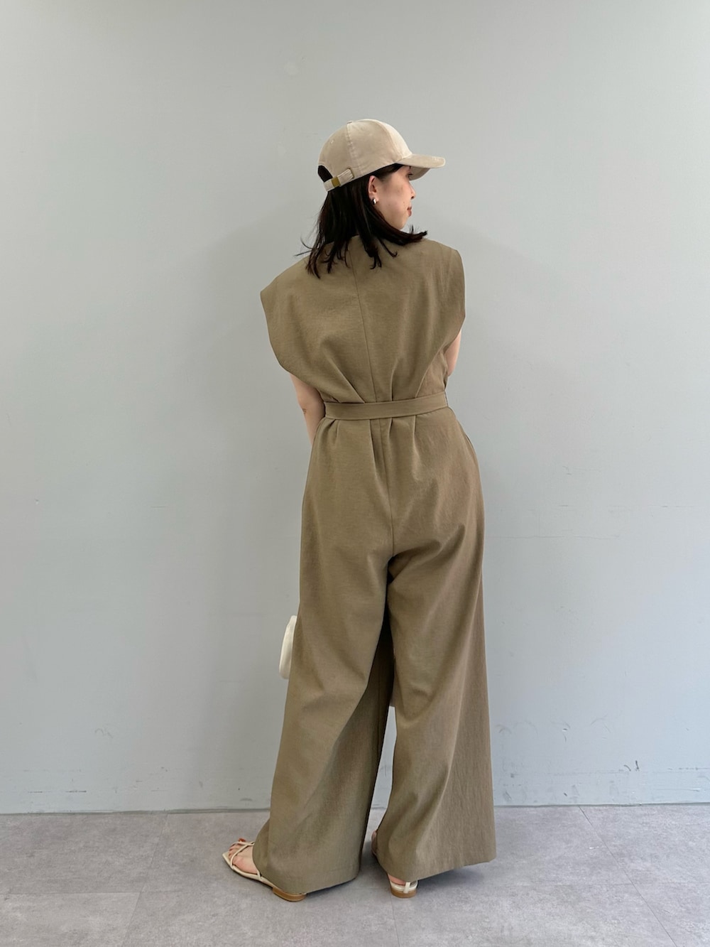 「春コーデ、お出かけコーデ、休日スタイル、パンツコーデ、大人可愛い、ゆるコーデ、ラクチンコーデ、大人女子、リラックススタイル、30代ファッション、30代コーデ、ウィムガゼット、whimgazette、オールインワン、ジャンプスーツ」|「THE PAUSEの【THE PAUSE】ドライタッチオールインワン(つなぎ/オールインワン、ブラウン系)」を使った、髙橋さん(骨格ストレート・レディース・158cm)の春コーディネートの3枚目の写真