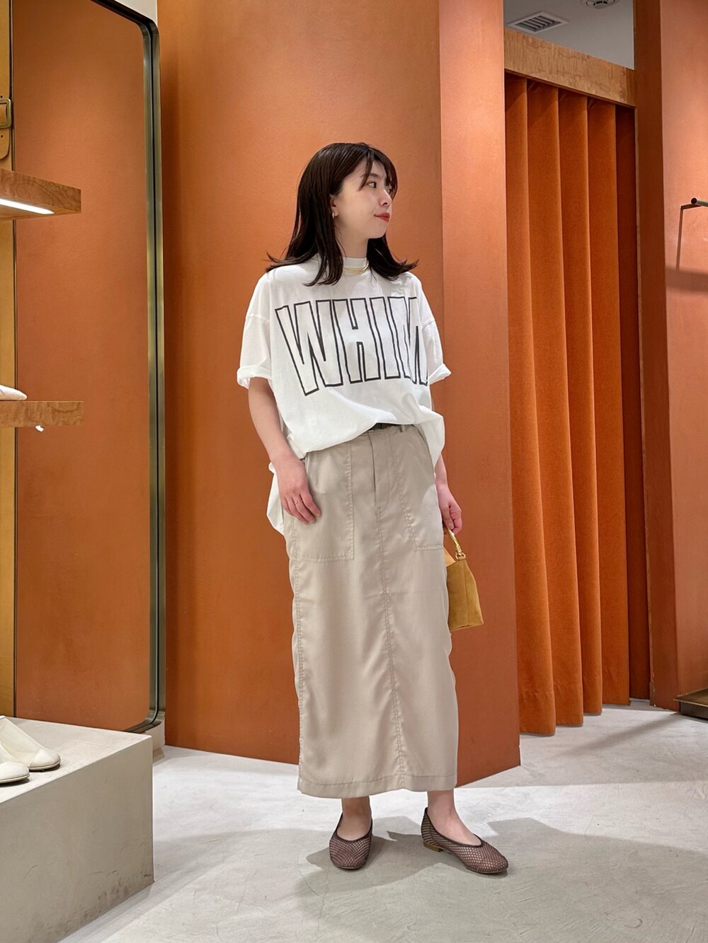 「春コーデ、大人可愛い、ゆるコーデ、カジュアルコーデ、オトナ女子、お出かけコーデ、休日スタイル、30代コーデ、ロゴT、スカートコーデ、30代ファッション、ウィムガゼット、whimgazette、ママコーデ」|「Whim Gazetteのミリタリースカート(スカート、ベージュ系)」を使った、髙橋さん(骨格ストレート・レディース・158cm)の春コーディネートの3枚目の写真
