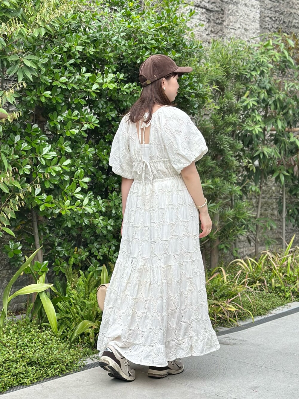 「大人カジュアル、春夏コーデ、キャップ、淡色コーデ、ワンピース、休日スタイル、スニーカー、お出かけコーデ、大人女子、キレイめカジュアル、30代コーデ、ワンピーススタイル、ママコーデ、ウィムガゼット、whimgazette」｜「Whim Gazetteの【Hoaw.】横長シリンダーバッグ（ハンドバッグ、ベージュ系）」を使った、髙橋さん（レディース・158cm）の春コーディネートの3枚目の写真