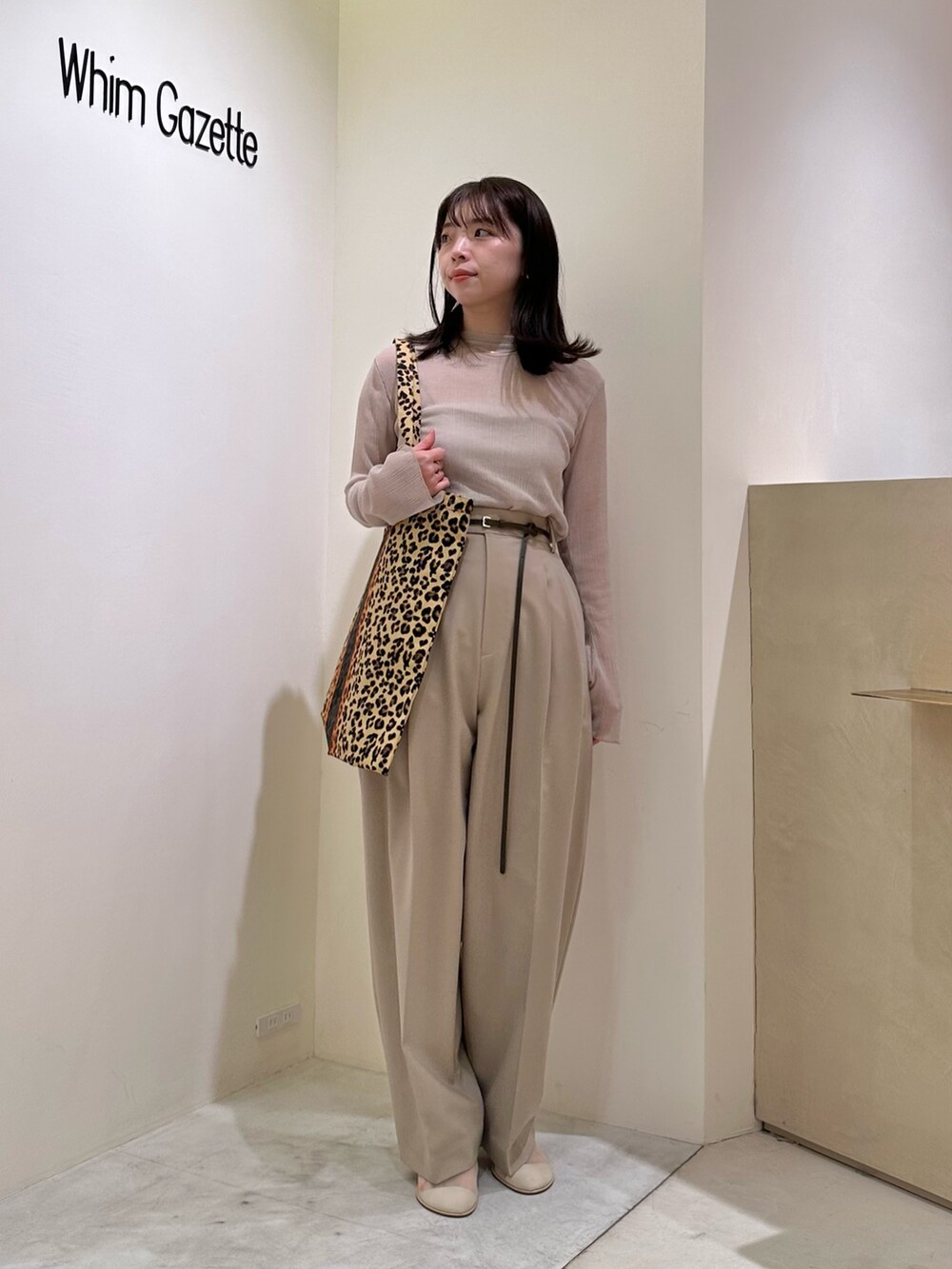 「春色、春先取り、大人女子、大人可愛い、ゆるシルエット、大人ファッション、春カラー、シアートップス、きれいめコーディネート、whimgazette、ウィムガゼット、春アウター、ワイドパンツ、レオパード」｜「Whim Gazetteの【Hoaw.】メッシュミュール（サンダル、ベージュ系）」を使った、髙橋さん（骨格ストレート・レディース・158cm）の冬コーディネートの4枚目の写真