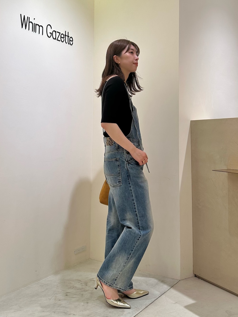 「春夏コーデ、シンプルコーデ、きれいめカジュアル、休日スタイル、デニム、お出かけコーデ、シンプル、夏コーデ、カジュアルスタイル、骨格ストレート、30代コーデ、オフショル、ウィムガゼット、whimgazette、オールインワン」｜「Whim Gazetteのデニムオールインワン2（つなぎ/オールインワン、ブルー系）」を使った、髙橋さん（レディース・158cm）の春コーディネートの4枚目の写真
