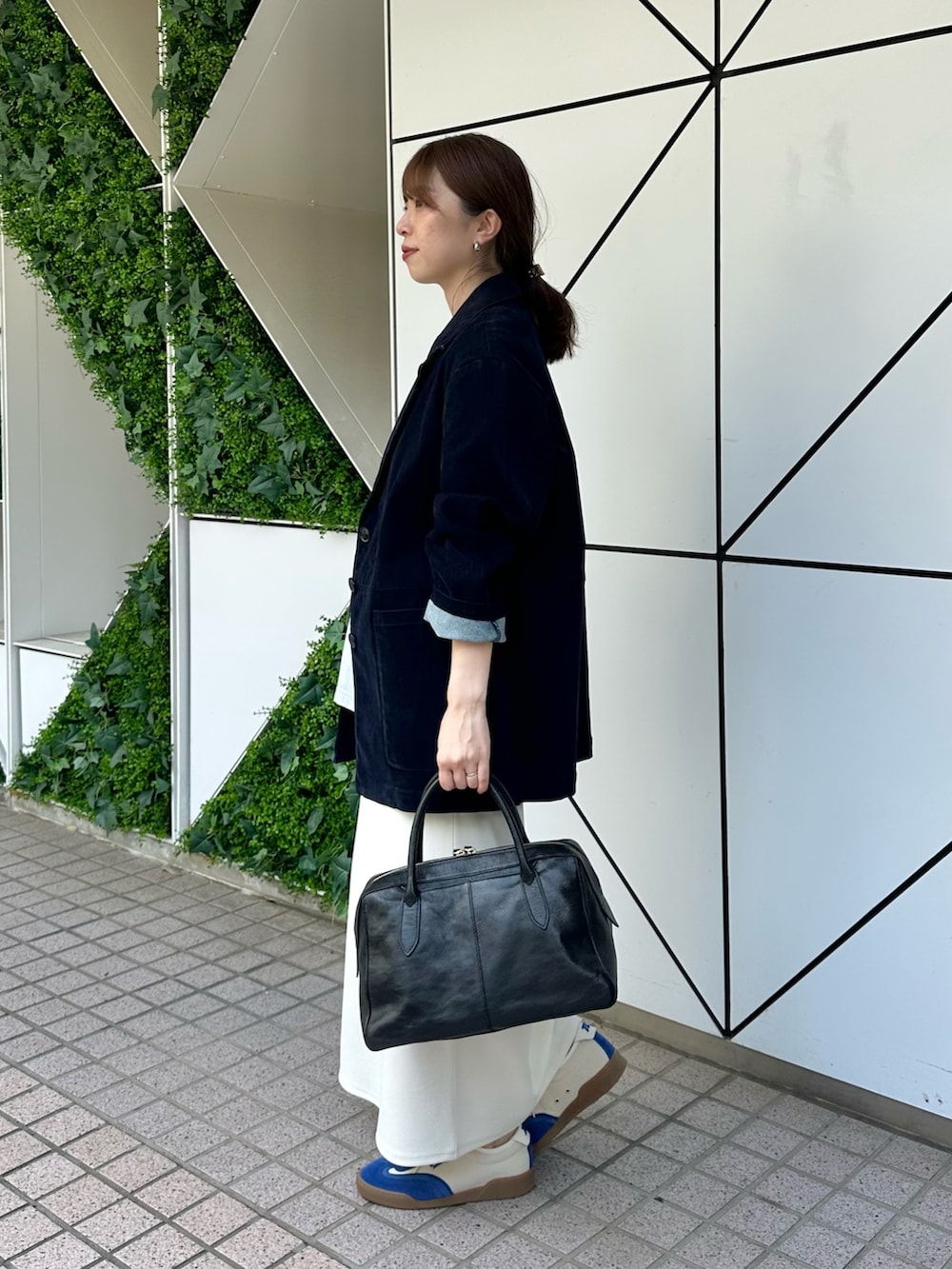 「ロゴT、モノトーン、スニーカー、お出かけコーデ、休日スタイル、デニム、きれいめカジュアル、オトナカジュアル、秋服準備はじめました、ジャケット、ウィムガゼット、whimgazette」｜「THE PAUSEの【THE PAUSE】フロッキーデニムジャケット（デニムジャケット、ブルー系）」を使った、髙橋さん（レディース・158cm）の夏コーディネートの2枚目の写真