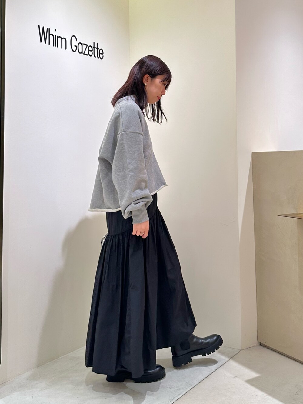 「春コーデ、お出かけコーデ、休日スタイル、大人可愛い、ゆるコーデ、春服、ラクチンコーデ、30代ファッション、30代コーデ、モノトーン、モノトーンコーデ、フレアスカート、ウィムガゼット、whimgazette、サイドゴアブーツ」|「Whim Gazetteの【Hoaw.】チョーカー(チョーカー、シルバー系)」を使った、髙橋さん(骨格ストレート・レディース・158cm)の春コーディネートの2枚目の写真