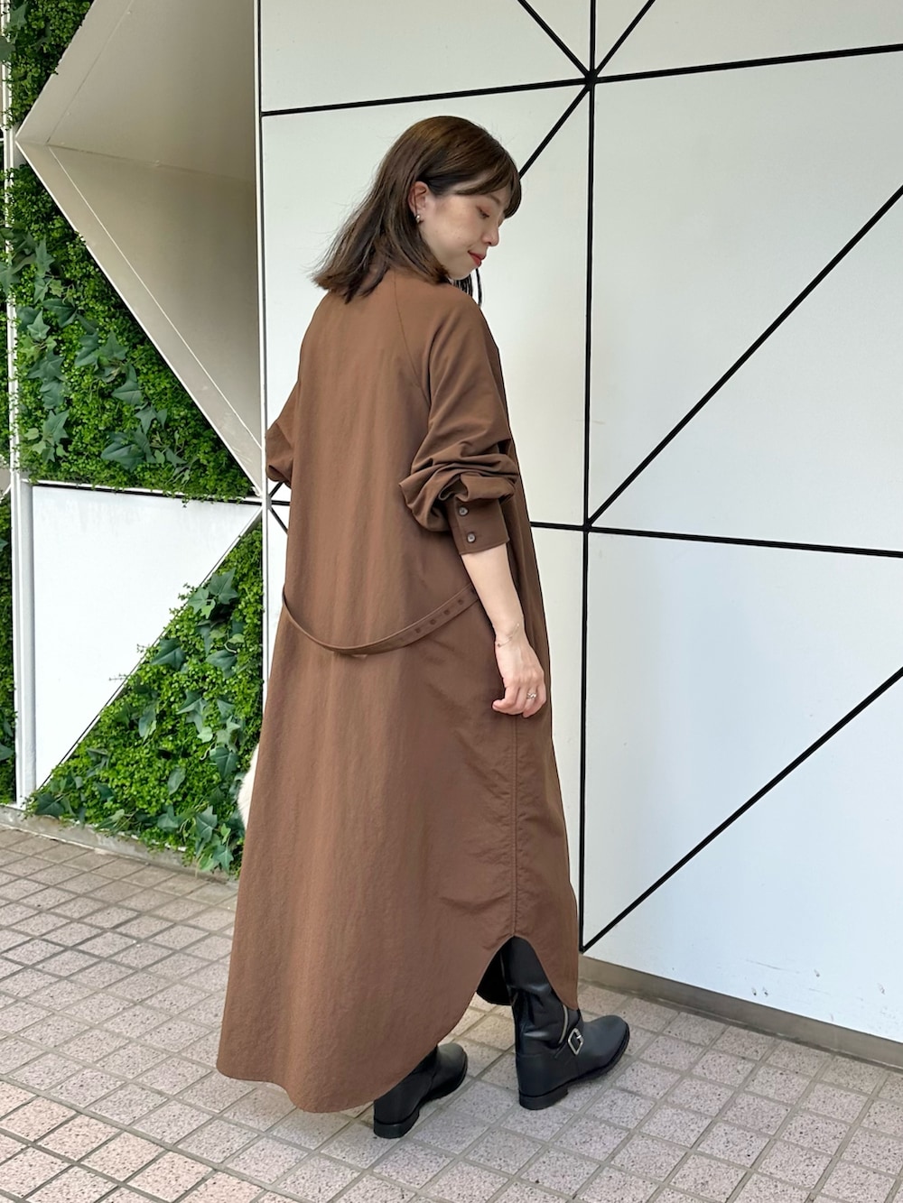 「お出かけコーデ、休日スタイル、ブラウン、きれいめカジュアル、ワンピース、カジュアルスタイル、秋服準備はじめました、ママファッション、ロングブーツ、シャツワンピ、秋コーデ、ファー小物、ファーバッグ、ウィムガゼット、whimgazette」｜「Whim Gazetteのナイロンシャツドレス（ワンピース、ブラウン系）」を使った、髙橋さん（レディース・158cm）の夏コーディネートの3枚目の写真