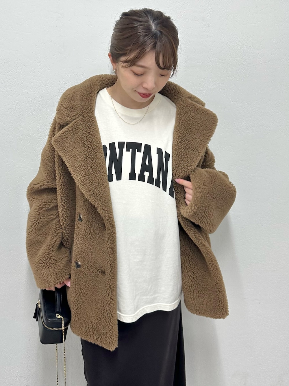 「ショルダーバッグ、ブラウン、秋服準備はじめました、きれいめカジュアル、お出かけコーデ、マーメイドスカート、ロンT、30代コーデ、ウィムガゼット、whimgazette、ボア、ボアコート、ロゴ、オトナカジュアル、冬コーデ」|「THE PAUSEの【THE PAUSE】パールドットネックレス(ネックレス、ゴールド系)」を使った、髙橋さん(レディース・158cm)の秋コーディネートの5枚目の写真