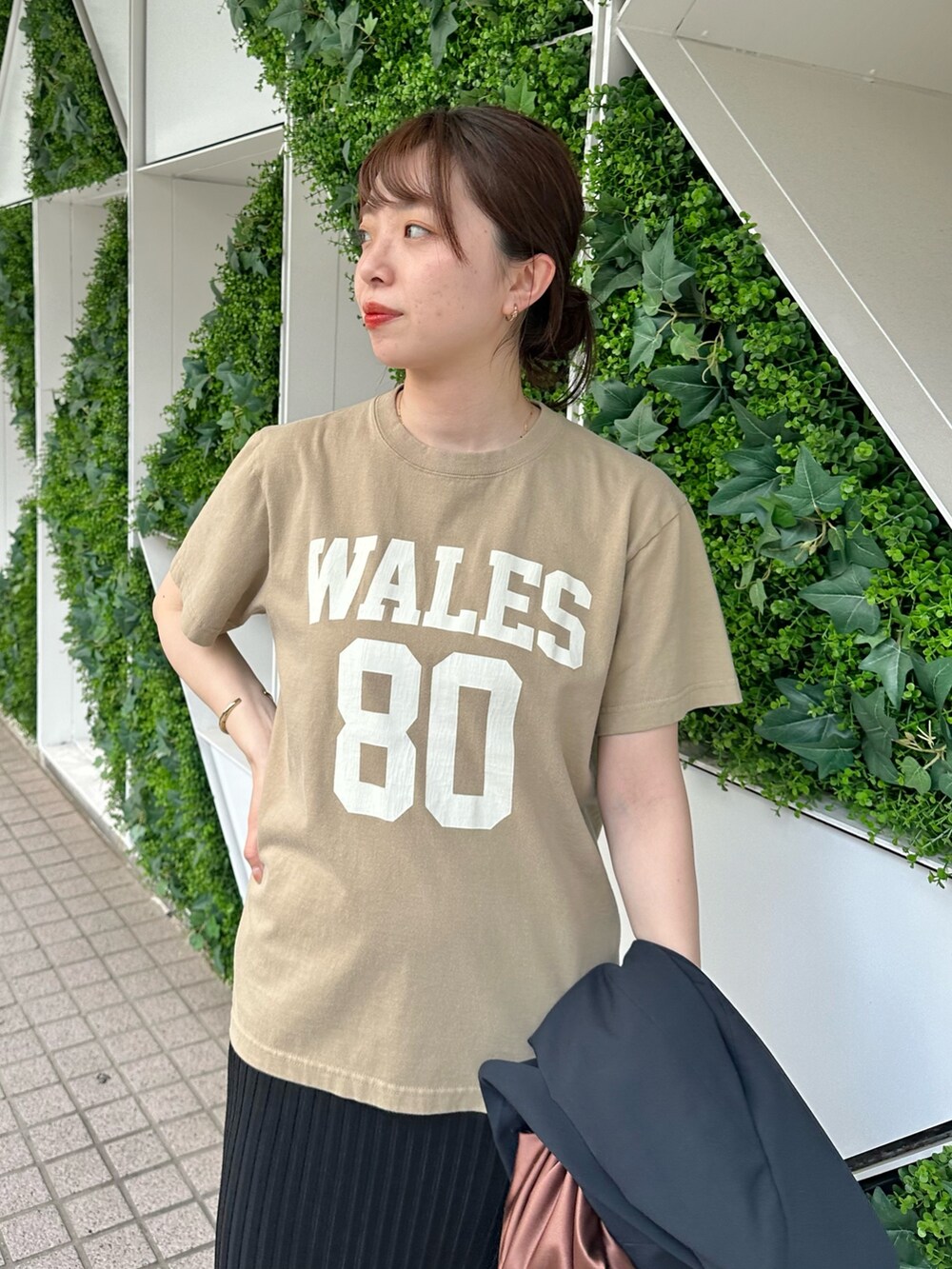 「ジャケット、テーラードジャケット、春色、春めき満開コーデ、春コーデ、大人カジュアル、休日スタイル、お出かけコーデ、大人コーデ、きれいめコーディネート、ジャケットコーデ、ロゴT、タイトスカート、サンダル、ウィムガゼット」｜「Whim GazetteのナンバーTシャツ（Tシャツ/カットソー、ベージュ系）」を使った、髙橋さん（レディース・158cm）の春コーディネートの5枚目の写真
