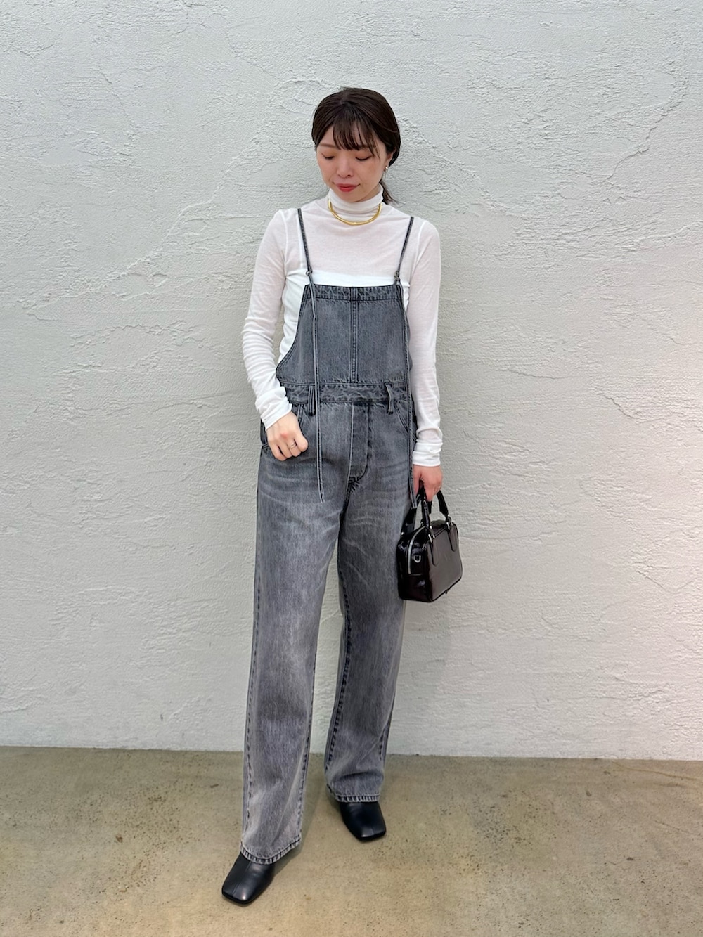「デニム、休日スタイル、シンプルコーデ、きれいめカジュアル、シアートップス、ブラックコーデ、お出かけコーデ、オトナカジュアル、大人コーデ、ママファッション、オールインワン、ツイードジャケット、ツイード、秋コーデ、ウィムガゼット」|「Whim Gazetteのフライスタートルプルオーバー(Tシャツ/カットソー、ホワイト系)」を使った、髙橋さん(レディース・158cm)の夏コーディネートの6枚目の写真