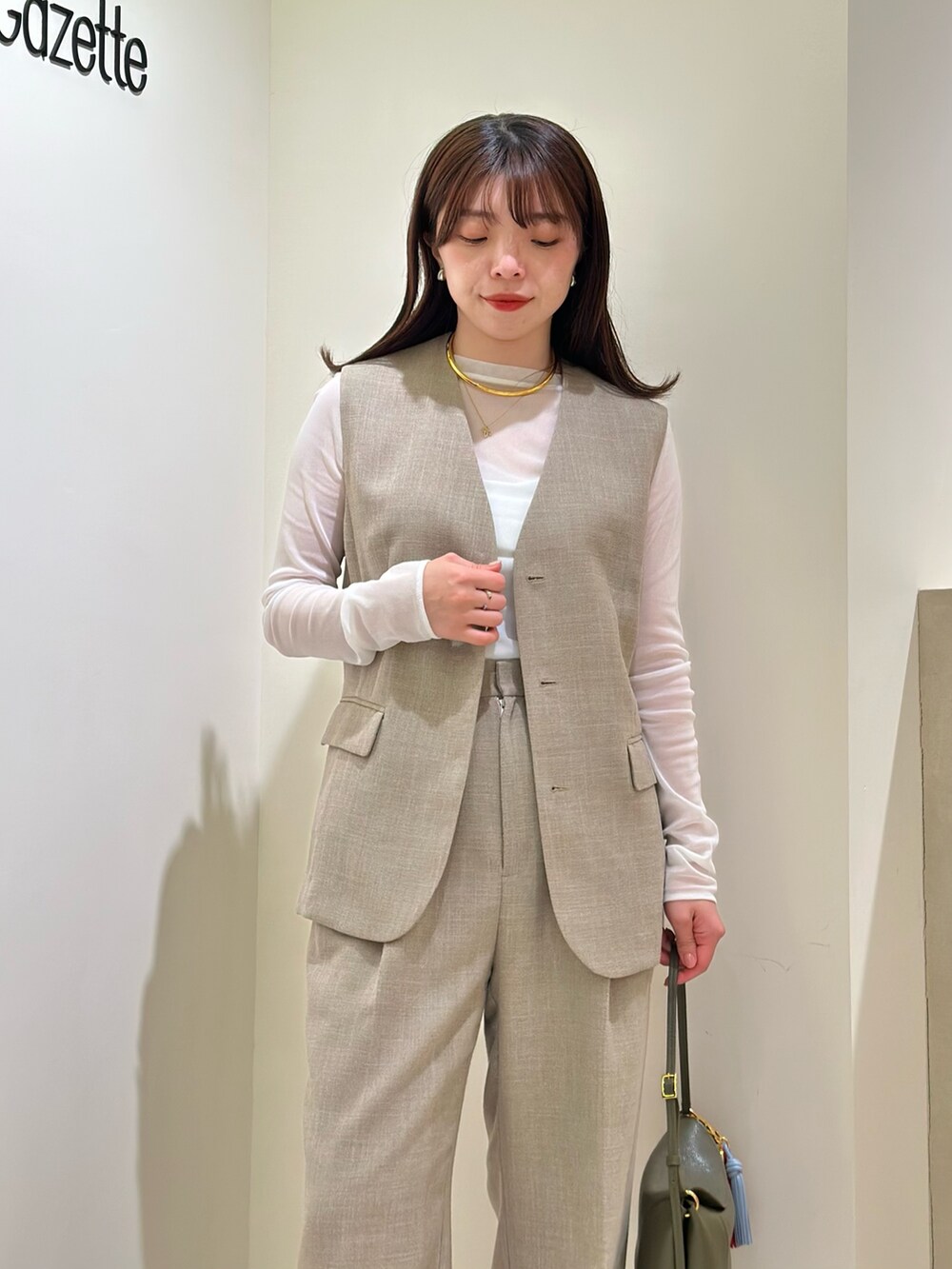 「大人カジュアル、お出かけコーデ、春夏コーデ、セットアップ、淡色コーデ、シンプルスタイル、オトナカジュアル、オトナ女子、オフィススタイル、ウィムガゼット、whimgazette、30代コーデ、ママコーデ、ジレ、パンツスタイル」｜「Whim Gazetteのジュートライクタックパンツ（スラックス、ベージュ系）」を使った、髙橋さん（レディース・158cm）の春コーディネートの3枚目の写真