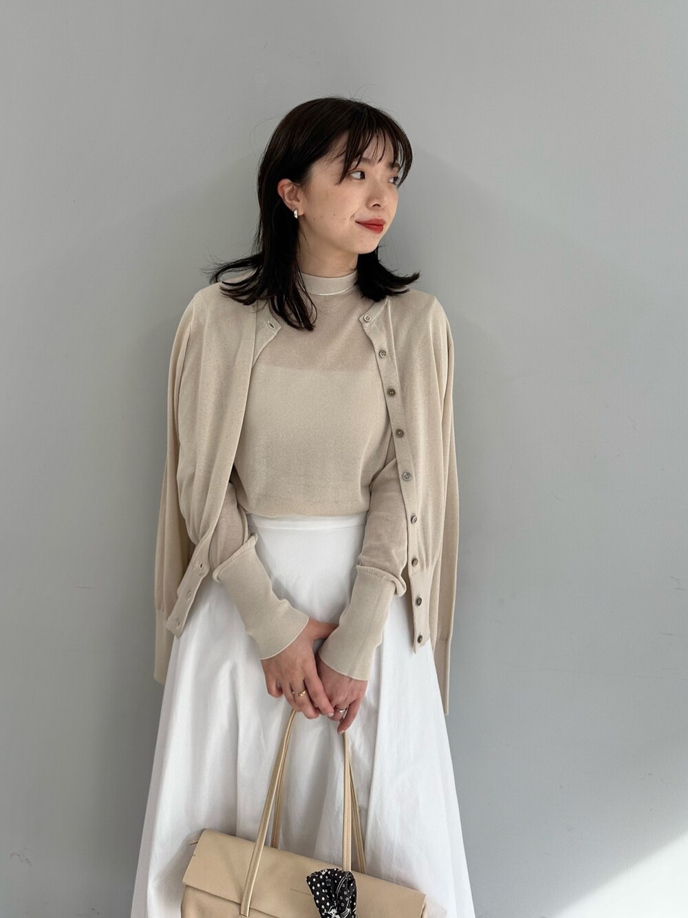 「春コーデ、春めき満開コーデ、春服コーデ、春、春服、お花見コーデ、30代コーデ、大人カジュアル、バルーンスカート、シアートップス、ウィムガゼット、whimgazette、きれいめカジュアル、ワントーンコーデ、ワントーン」｜「Whim Gazetteのハイゲージ天竺プルオーバー（ニット/セーター、ベージュ系）」を使った、髙橋さん（骨格ストレート・レディース・158cm）の春コーディネートの4枚目の写真