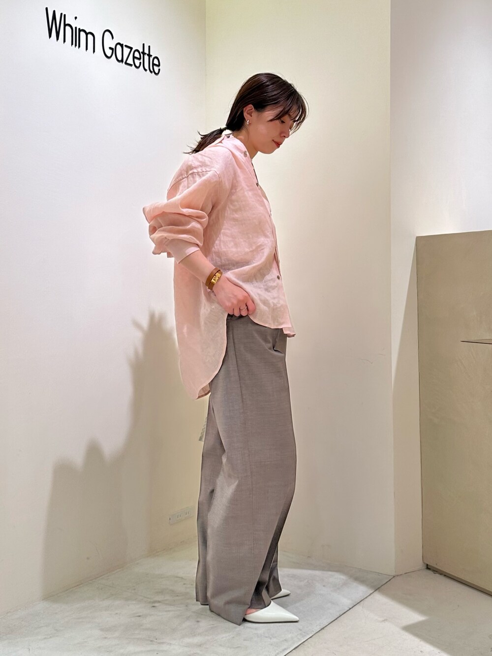 「大人カジュアル、休日スタイル、お出かけコーデ、シアートップス、春夏コーデ、シンプルコーデ、春ファッション、カジュアルスタイル、リネン、ピンク、whimgazette、ウィムガゼット、ワイドパンツ」|「Whim Gazetteのリネンキャンバスシャツ(シャツ/ブラウス、ピンク系)」を使った、髙橋さん(レディース・158cm)の春コーディネートの4枚目の写真