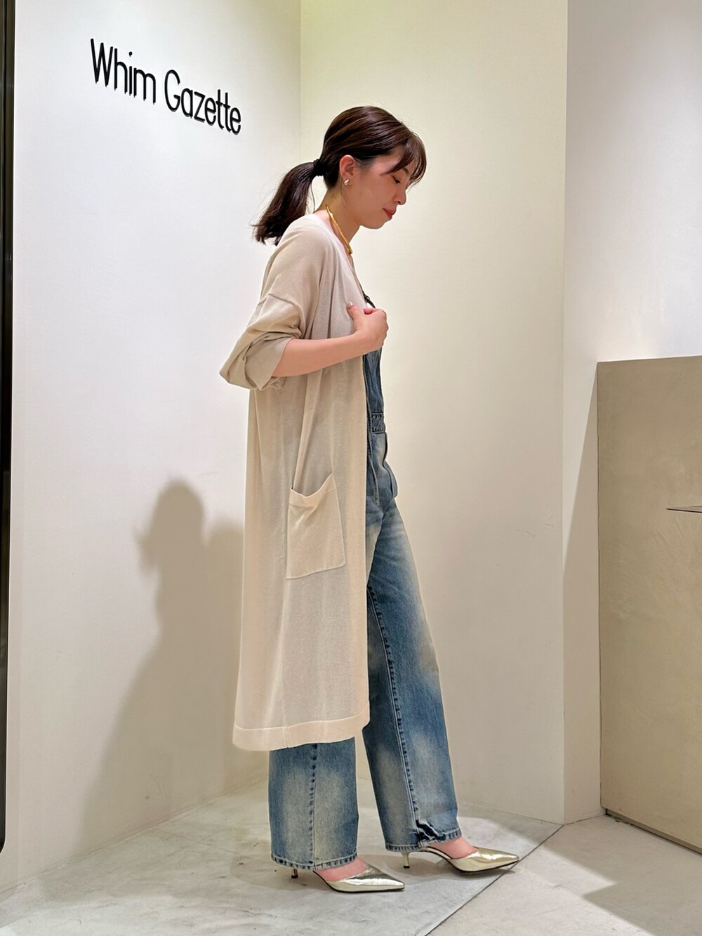 「大人カジュアル、春夏コーデ、シンプルコーデ、きれいめカジュアル、デニム、ラクチンコーデ、大人かわいい、夏ファッション、リラックススタイル、カジュアルコーデ、ウィムガゼット、whimgazette、オールインワン、カーディガン、30代コーデ」｜「Whim Gazetteのデニムオールインワン2（つなぎ/オールインワン、ブルー系）」を使った、髙橋さん（レディース・158cm）の春コーディネートの4枚目の写真