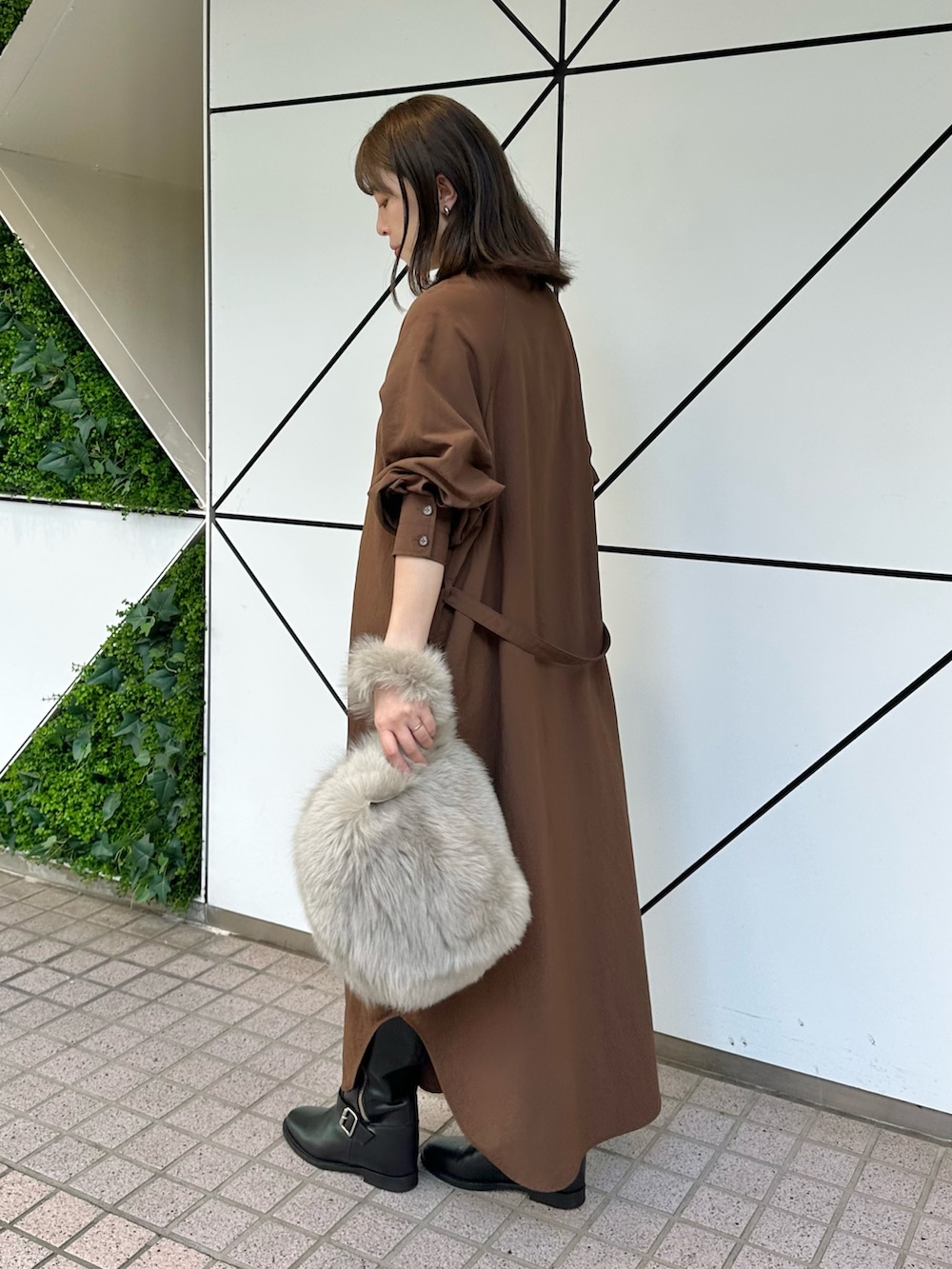「お出かけコーデ、休日スタイル、ブラウン、きれいめカジュアル、ワンピース、カジュアルスタイル、秋服準備はじめました、ママファッション、ロングブーツ、シャツワンピ、秋コーデ、ファー小物、ファーバッグ、ウィムガゼット、whimgazette」｜「Whim Gazetteのナイロンシャツドレス（ワンピース、ブラウン系）」を使った、髙橋さん（レディース・158cm）の夏コーディネートの2枚目の写真