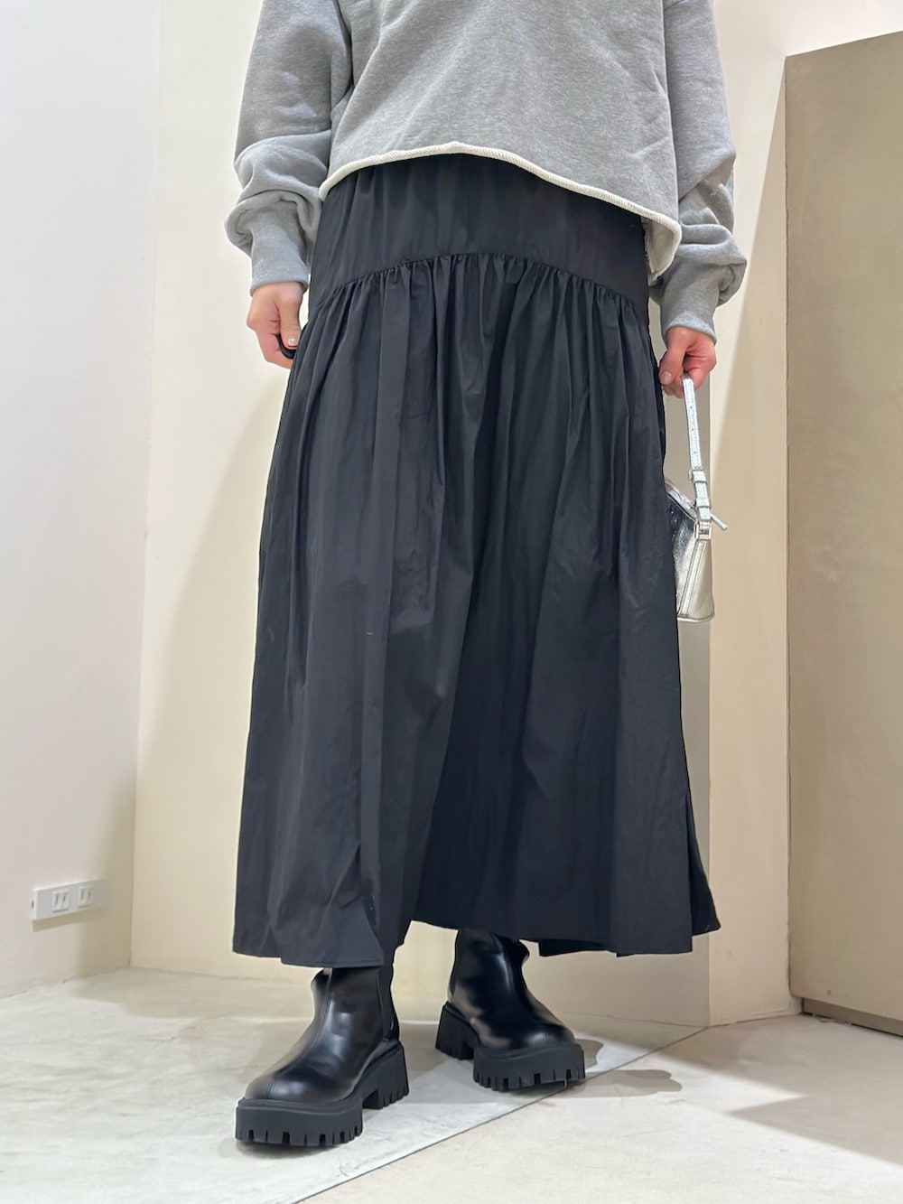 「春コーデ、お出かけコーデ、休日スタイル、大人可愛い、ゆるコーデ、春服、ラクチンコーデ、30代ファッション、30代コーデ、モノトーン、モノトーンコーデ、フレアスカート、ウィムガゼット、whimgazette、サイドゴアブーツ」|「Whim Gazetteの【Hoaw.】チョーカー(チョーカー、シルバー系)」を使った、髙橋さん(骨格ストレート・レディース・158cm)の春コーディネートの5枚目の写真