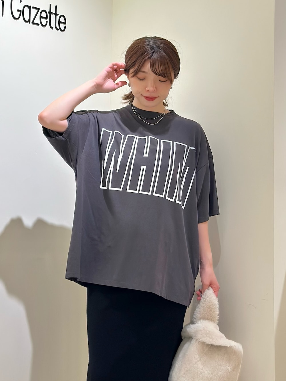 「レザー、秋服準備はじめました、きれいめカジュアル、お出かけコーデ、レイヤードスタイル、ニットベスト、ブーツ、秋コーデ、ブルゾン、タイトスカート、whimgazette、ウィムガゼット、ロゴT、オトナカジュアル、30代コーデ」|「Whim GazetteのリラックスロゴTシャツ(Tシャツ/カットソー、グレー系)」を使った、髙橋さん(レディース・158cm)の秋コーディネートの8枚目の写真