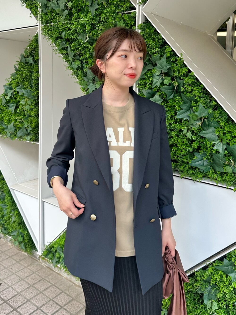 「ジャケット、テーラードジャケット、春色、春めき満開コーデ、春コーデ、大人カジュアル、休日スタイル、お出かけコーデ、大人コーデ、きれいめコーディネート、ジャケットコーデ、ロゴT、タイトスカート、サンダル、ウィムガゼット」｜「Whim GazetteのナンバーTシャツ（Tシャツ/カットソー、ベージュ系）」を使った、髙橋さん（レディース・158cm）の春コーディネートの4枚目の写真