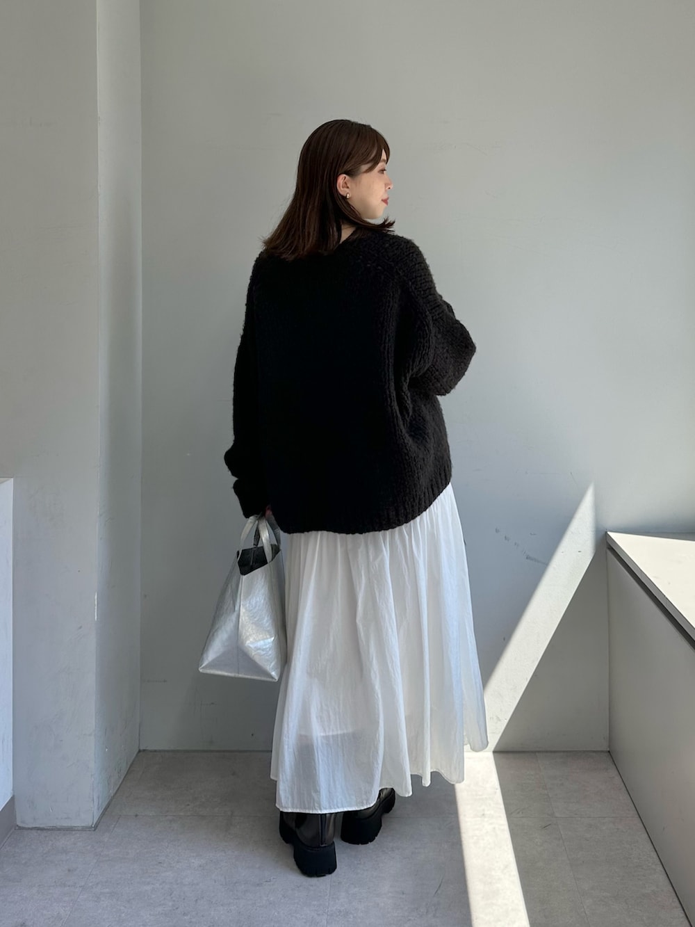 「秋服準備はじめました、シンプルコーデ、お出かけコーデ、ロングスカート、秋コーデ、秋冬コーデ、ブラウンコーデ、フレアスカート、ブーツ、ニット、ウィムガゼット、whimgazette」｜「Whim GazetteのGハンドニットプルオーバー（ニット/セーター、ブラウン系）」を使った、髙橋さん（レディース・158cm）の秋コーディネートの3枚目の写真