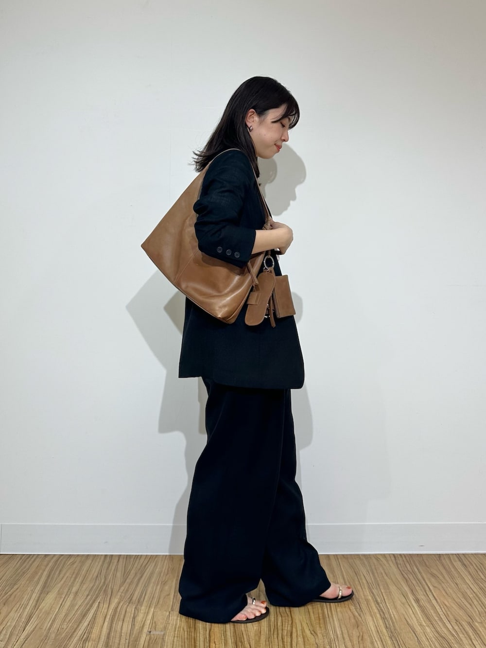 「春服コーデ、大人かわいい、シンプル、きれいめコーデ、大人女子、ジャケット、ジャケットスタイル、whimgazette、ウィムガゼット、サンダル、セットアップ、ブラックコーデ、ブラック」｜「Whim Gazetteのジュートライクノーカラージャケット（ノーカラージャケット、ブラック系）」を使った、髙橋さん（骨格ストレート・レディース・158cm）の春コーディネートの2枚目の写真