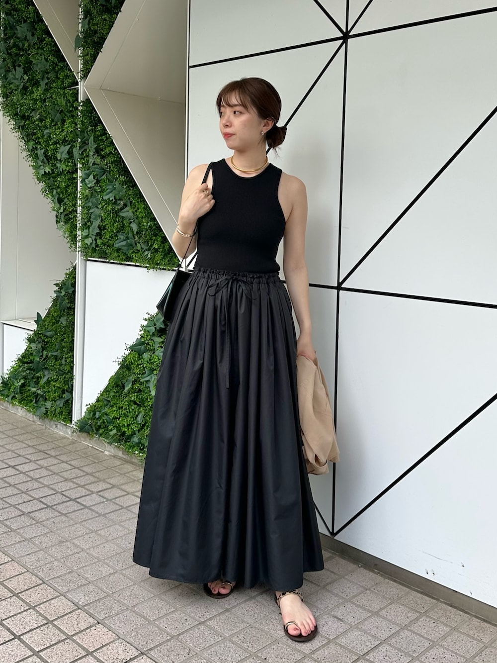 「サンダル、シャツスタイル、シアートップス、お出かけコーデ、夏服コーデ、大人コーデ、キレイめカジュアル、ワンピースコーデ、ワンピース、夏コーデ、オトナカジュアル、ウィムガゼット、whimgazette」｜「Whim Gazetteのドッキングワンピース（ワンピース、ブラック系）」を使った、髙橋さん（レディース・158cm）の春コーディネートの4枚目の写真