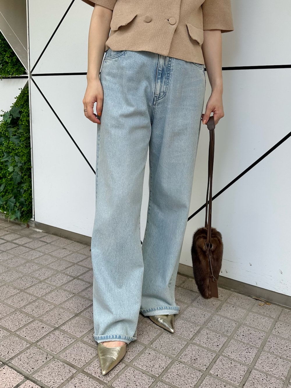 「お出かけコーデ、休日スタイル、デニム、きれいめカジュアル、オトナカジュアル、秋服準備はじめました、骨格ストレート、ママコーデ、ウィムガゼット、whimgazette、デニムパンツ、ニット、パンプス」｜「Whim Gazetteのドロストデニム（デニムパンツ、ブルー系）」を使った、髙橋さん（レディース・158cm）の夏コーディネートの6枚目の写真