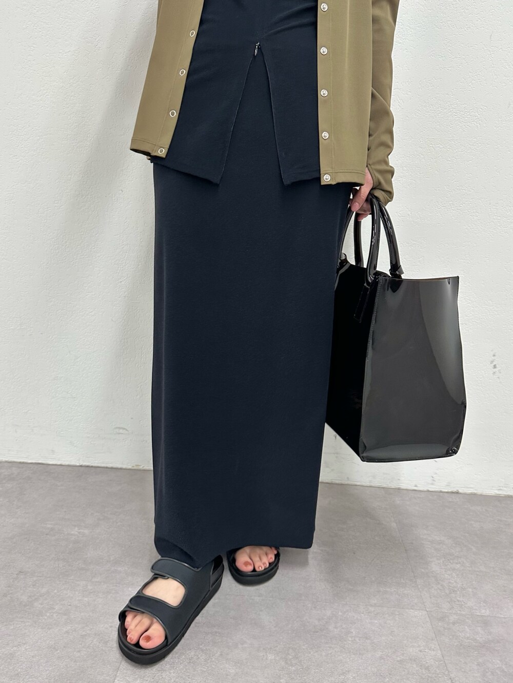 「キャップ、休日スタイル、カーディガン、お出かけコーデ、モノトーン、シンプルスタイル、大人カジュアルコーデ、ブラック、初夏コーデ、ジャケットコーデ、水着、サンダル、ウィムガゼット、whimgazette」|「Whim Gazetteの<水着>パイルタンクトップ(水着、ブラック系)」を使った、髙橋さん(レディース・158cm)の春コーディネートの6枚目の写真