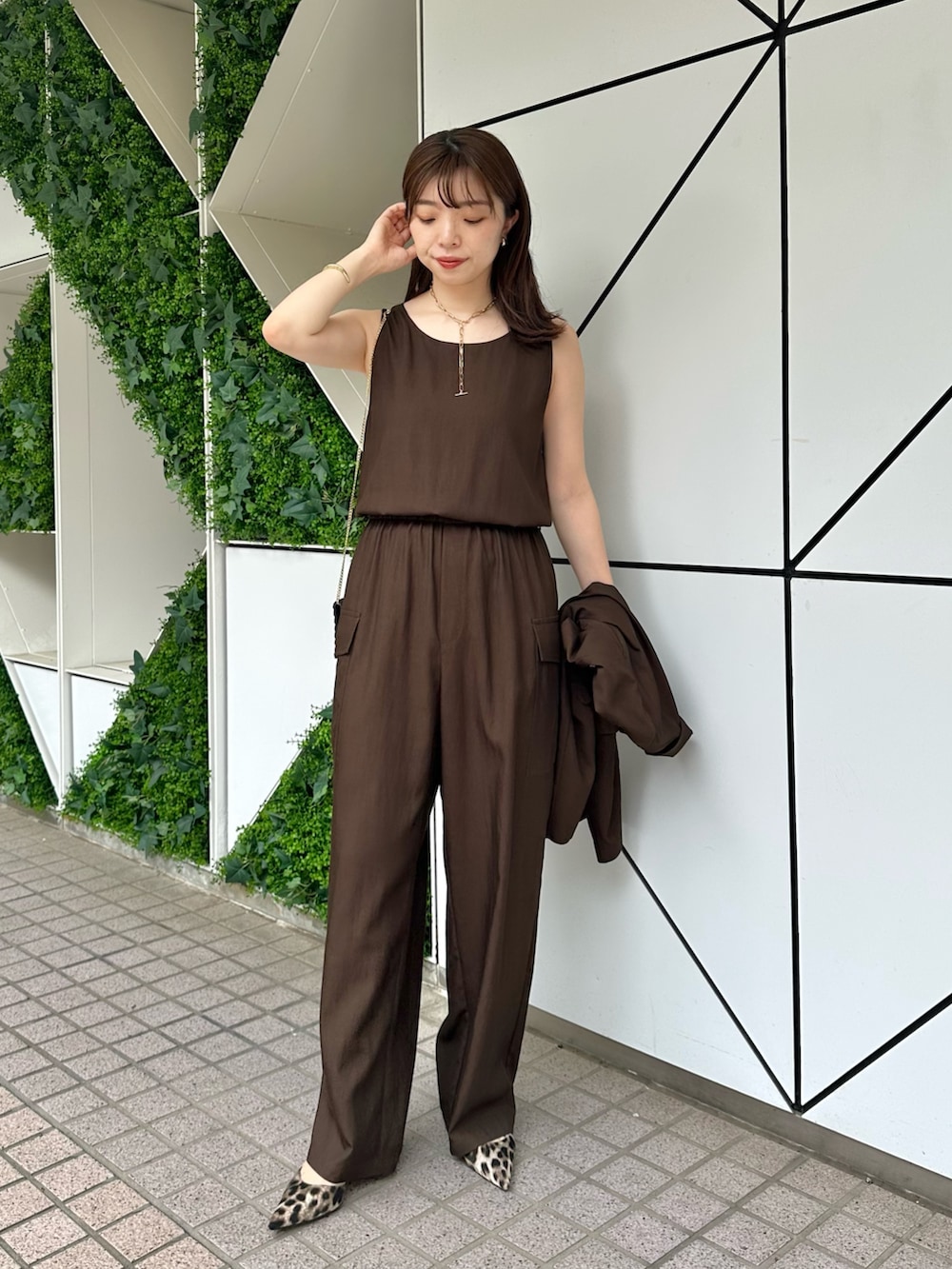 「お出かけコーデ、モノトーン、きれいめカジュアル、夏服コーデ、大人コーデ、キレイめカジュアル、オフィススタイル、ジャケット、オールインワン、セットアップ、レオパード、ウィムガゼット、whimgazette、オトナカジュアル、ブラウンコーデ」|「Whim Gazetteのオックスオールインワン(つなぎ/オールインワン、ブラウン系)」を使った、髙橋さん(レディース・158cm)の春コーディネートの4枚目の写真
