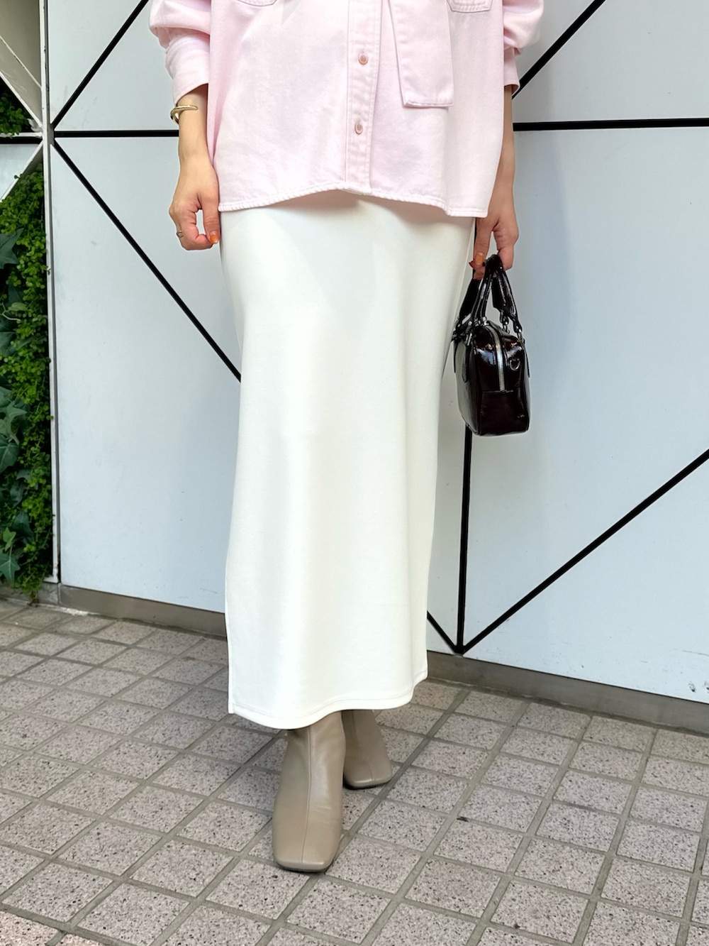 「デニム、カラーコーデ、きれいめカジュアル、シンプルコーデ、お出かけコーデ、おでかけコーデ、ママファッション、休日スタイル、30代コーデ、ボウタイ、タイトスカート、オトナカジュアル、秋コーデ、骨格ストレート、ウィムガゼット」|「Whim Gazetteのデニムボウタイシャツ(シャツ/ブラウス、ピンク系)」を使った、髙橋さん(レディース・158cm)の夏コーディネートの6枚目の写真