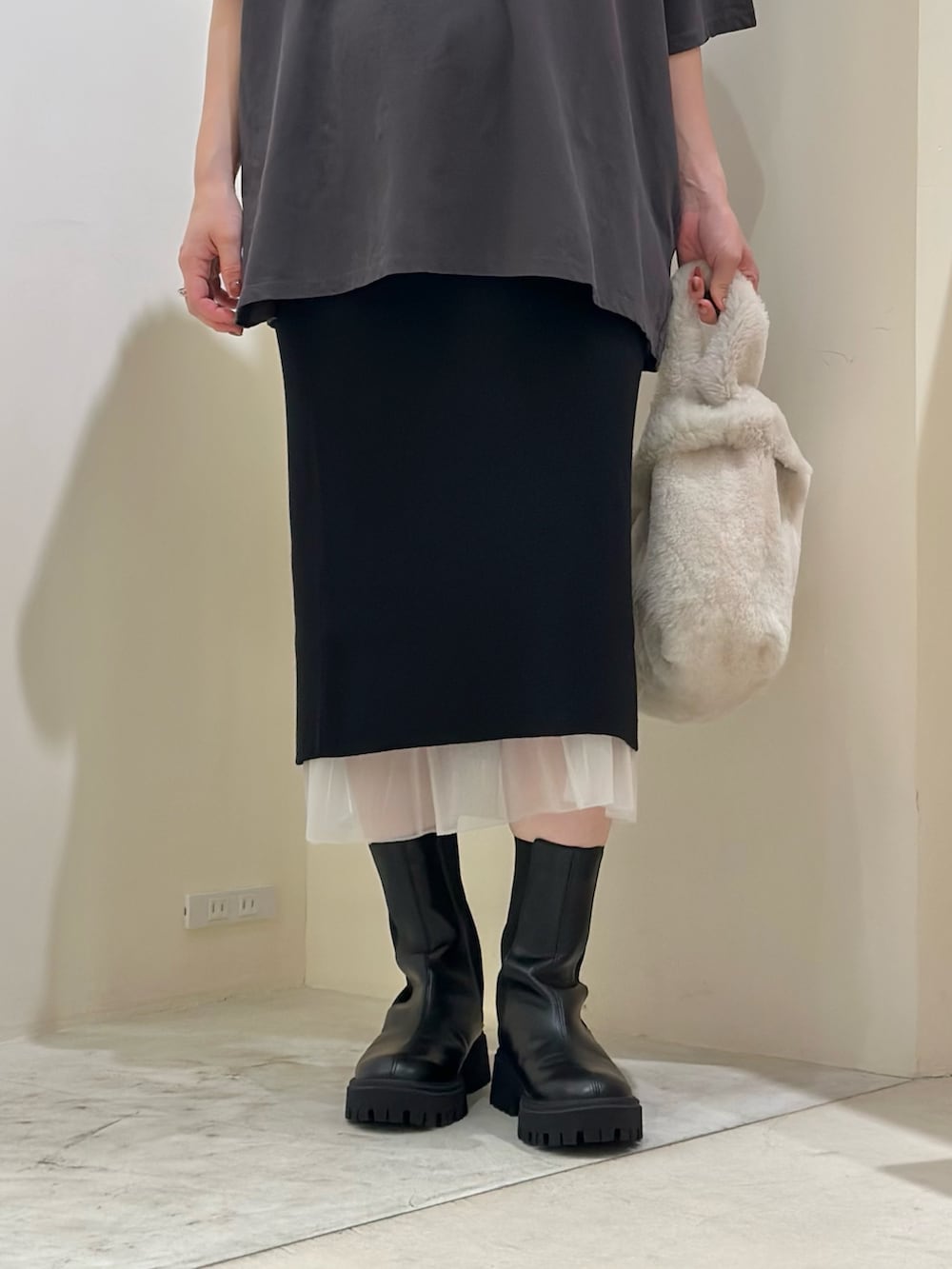 「レザー、秋服準備はじめました、きれいめカジュアル、お出かけコーデ、レイヤードスタイル、ニットベスト、ブーツ、秋コーデ、ブルゾン、タイトスカート、whimgazette、ウィムガゼット、ロゴT、オトナカジュアル、30代コーデ」|「Whim GazetteのリラックスロゴTシャツ(Tシャツ/カットソー、グレー系)」を使った、髙橋さん(レディース・158cm)の秋コーディネートの9枚目の写真