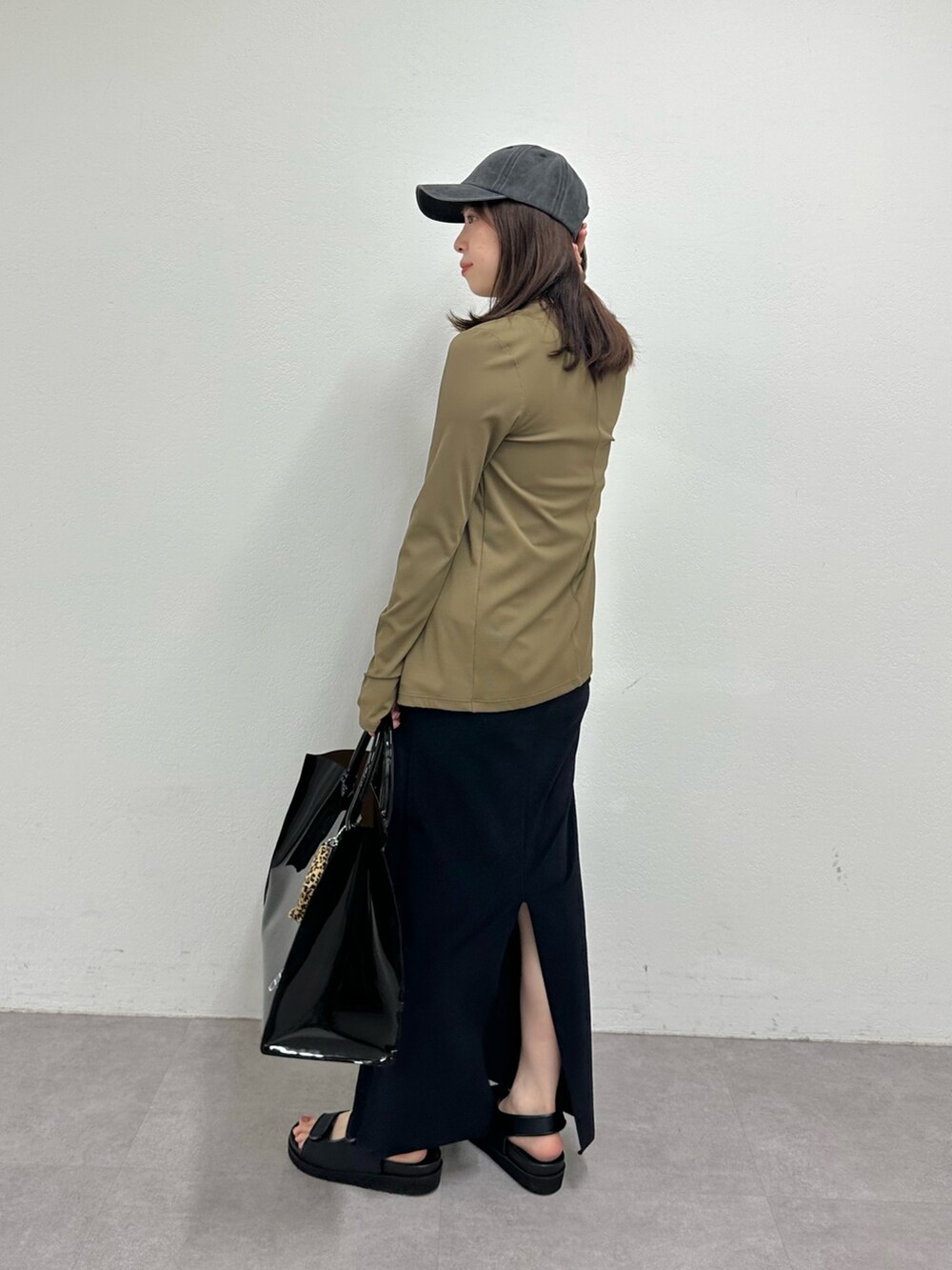 「キャップ、休日スタイル、カーディガン、お出かけコーデ、モノトーン、シンプルスタイル、大人カジュアルコーデ、ブラック、初夏コーデ、ジャケットコーデ、水着、サンダル、ウィムガゼット、whimgazette」|「Whim Gazetteの<水着>パイルタンクトップ(水着、ブラック系)」を使った、髙橋さん(レディース・158cm)の春コーディネートの4枚目の写真