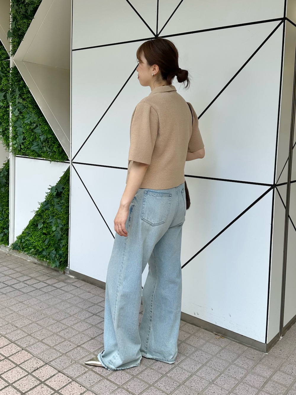 「お出かけコーデ、休日スタイル、デニム、きれいめカジュアル、オトナカジュアル、秋服準備はじめました、骨格ストレート、ママコーデ、ウィムガゼット、whimgazette、デニムパンツ、ニット、パンプス」｜「Whim Gazetteのドロストデニム（デニムパンツ、ブルー系）」を使った、髙橋さん（レディース・158cm）の夏コーディネートの2枚目の写真