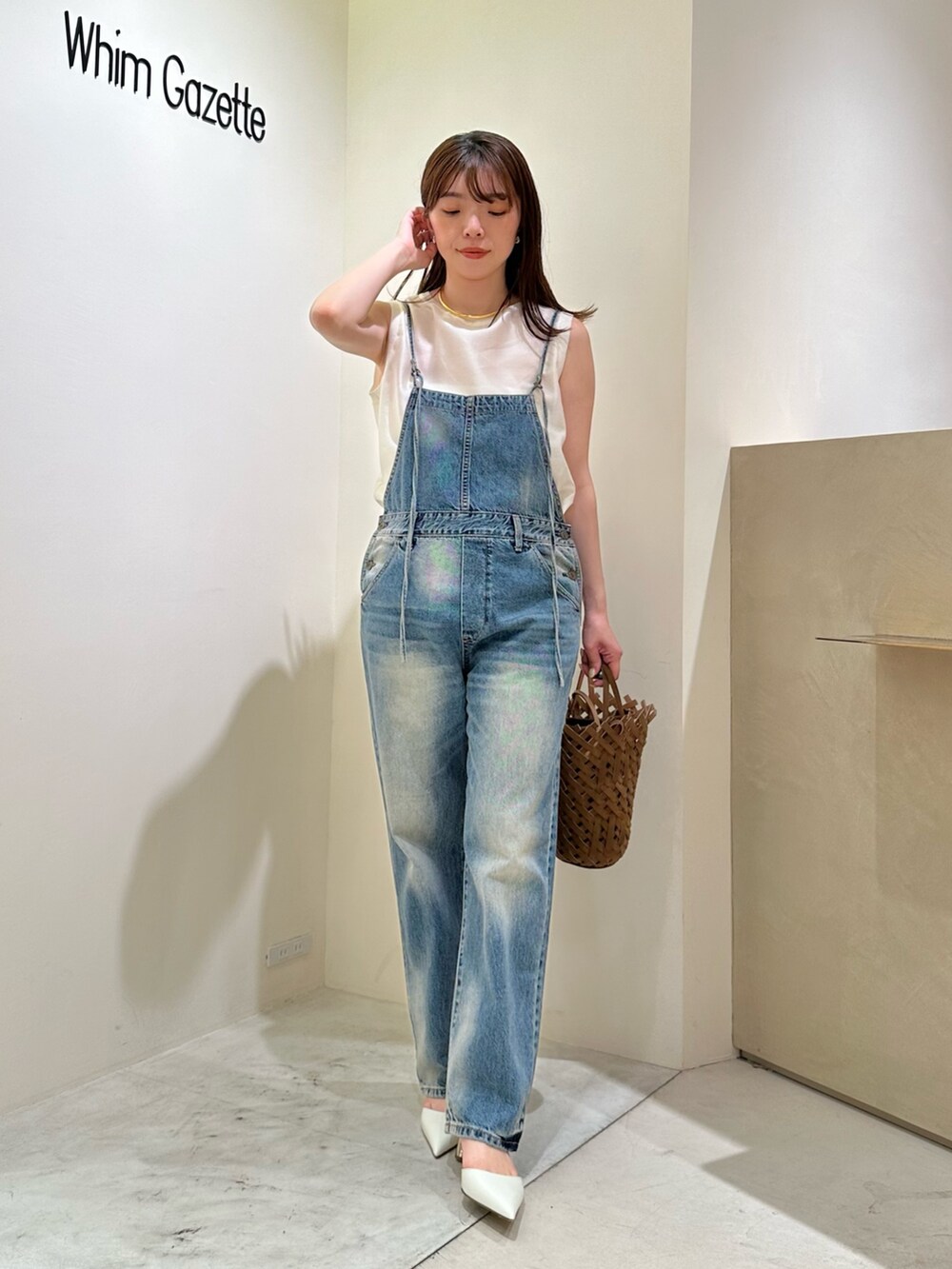 「きれいめカジュアル、シアートップス、夏コーデ、初夏コーデ、夏ファッション、大人カジュアルコーデ、30代コーデ、ジャケットコーデ、ジャケット、サロペット、オールインワン、デニム、デニムコーデ、ウィムガゼット、whimgazette」|「Whim Gazetteの【GEMINI】ジャケット(テーラードジャケット、ベージュ系)」を使った、髙橋さん(レディース・158cm)の夏コーディネートの5枚目の写真