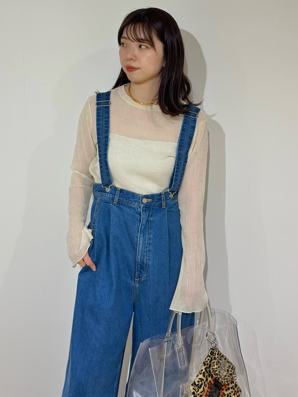 「サスペンダー、春色、デニム、大人ファッション、春先取り、大人可愛い、大人女子、ラクチンコーデ、ゆるシルエット、デニムコーデ、大人ガーリー、whimgazette、ウィムガゼット、シアートップス、ワイドデニム」｜「Whim Gazetteの【GEMINI】サスペンダーデニムパンツ（デニムパンツ、ブルー系）」を使った、髙橋さん（骨格ストレート・レディース・158cm）の冬コーディネートの3枚目の写真
