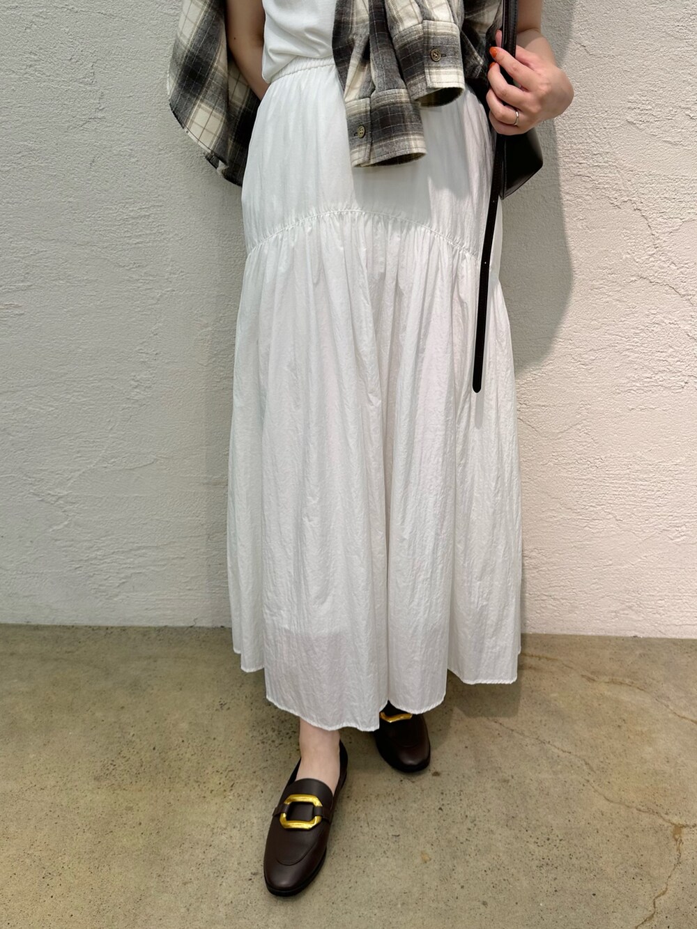 「ノースリーブ、お出かけコーデ、ロングスカート、休日スタイル、きれいめカジュアル、オトナカジュアル、秋服準備はじめました、シャツスタイル、シンプルスタイル、ローファー、チェックシャツ、フレアスカート、ウィムガゼット、whimgazette、ママコーデ」｜「Whim Gazetteのシャギーチェックシャツ（シャツ/ブラウス、ベージュ系）」を使った、髙橋さん（レディース・158cm）の夏コーディネートの5枚目の写真