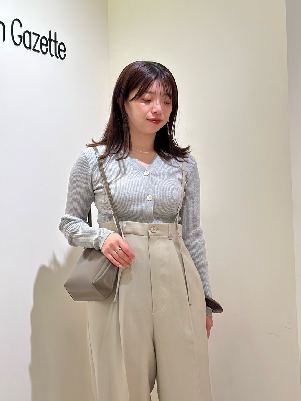 「ウィムガゼット、whimgazette、ワントーンコーデ、春服、春カラー、大人女子、おでかけコーデ、きれいめコーディネート、春ニット、骨格ストレート、30代コーデ、サスペンダー、リブニット、カーディガン、ミュール」｜「Whim GazetteのコットンシルクVネックカーディガン（カーディガン/ボレロ、グレー系）」を使った、髙橋さん（骨格ストレート・レディース・158cm）の春コーディネートの5枚目の写真