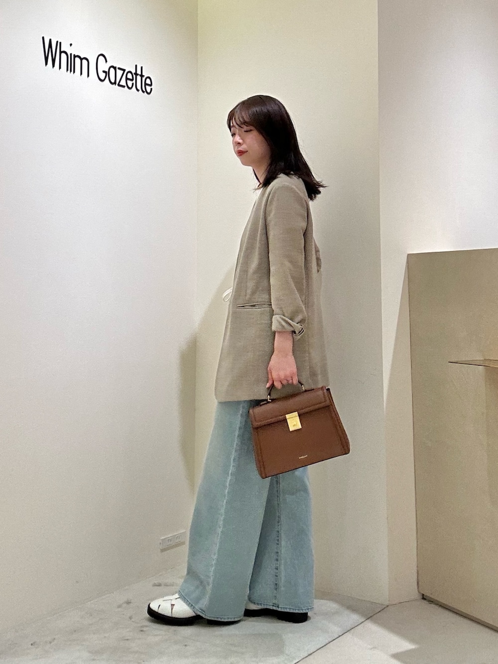 「ジャケット、春コーデ、オトナカジュアル、シンプルスタイル、大人ファッション、春色、ノーカラージャケット、デニムパンツ、デニムコーデ、ママコーデ、ママファッション、ウィムガゼット、きれいめカジュアル、whimgazette」|「Whim Gazetteの【Hoaw.】チョーカー(チョーカー、ゴールド系)」を使った、髙橋さん(骨格ストレート・レディース・158cm)の春コーディネートの2枚目の写真