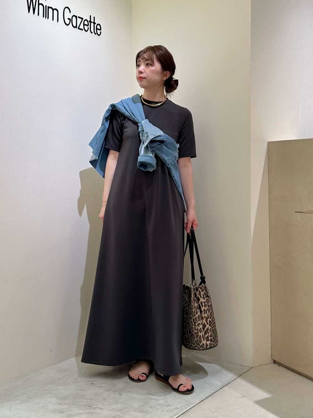 「大人カジュアル、春夏コーデ、シンプルコーデ、ワンピース、きれいめカジュアル、休日スタイル、おでかけコーデ、オトナカジュアル、夏コーデ、ワンピーススタイル、カジュアルスタイル、デニム、デニムシャツ、ウィムガゼット、whimgazette」｜「Whim Gazetteのポンチフレアワンピース（ワンピース、グレー系）」を使った、髙橋さん（レディース・158cm）の春コーディネートの5枚目の写真