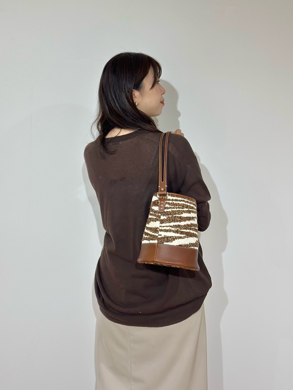 「whimgazette、ウィムガゼット、春服、春カラー、大人女子、おでかけコーデ、きれいめコーディネート、春ニット、春夏コーデ、カジュアルスタイル、ニット、骨格ストレート、レイヤードスタイル、春コーデ、ブラウン」｜「Whim Gazetteの【Hoaw.】チョーカー（チョーカー、ゴールド系）」を使った、髙橋さん（骨格ストレート・レディース・158cm）の春コーディネートの3枚目の写真