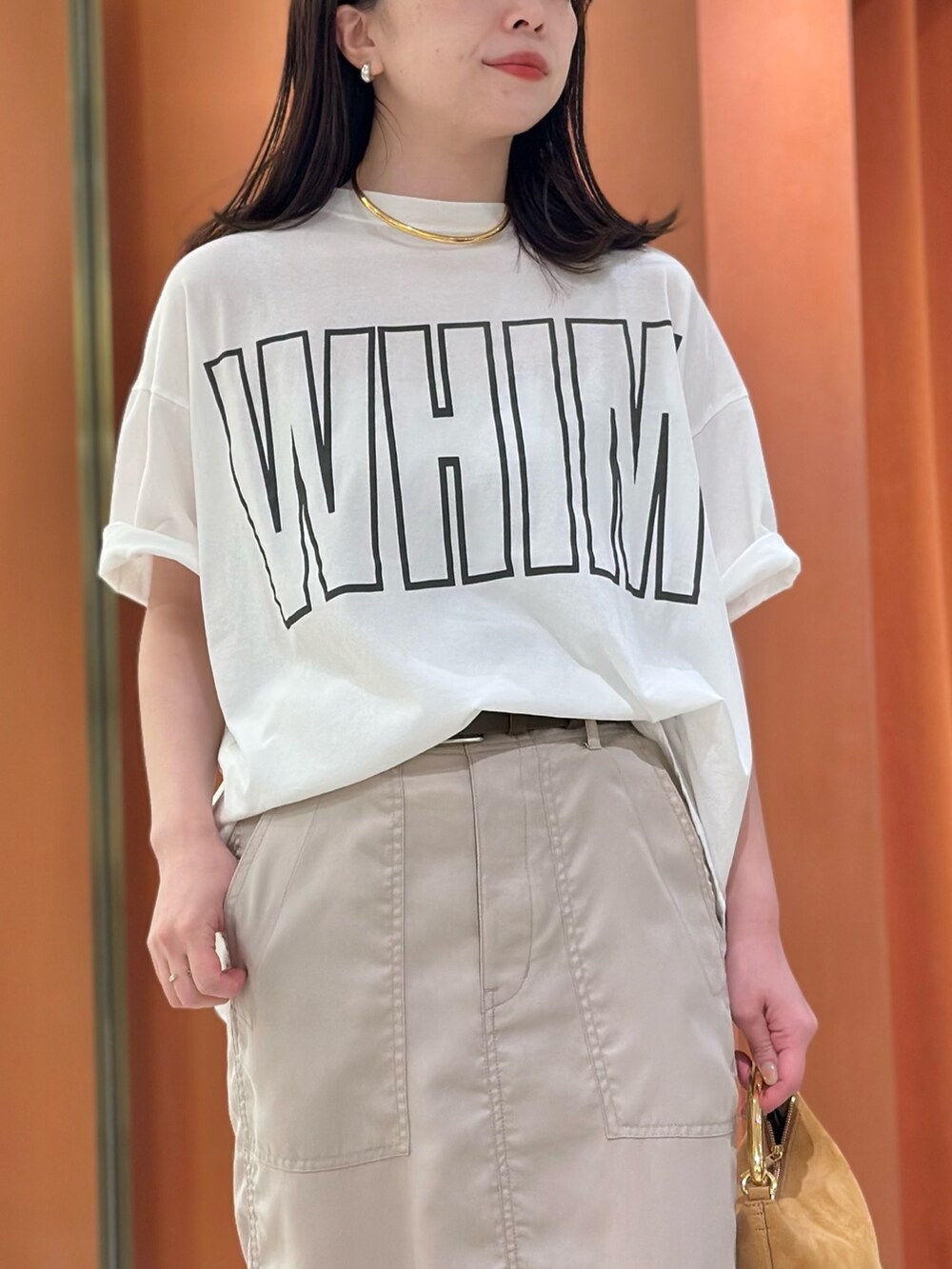 「春コーデ、大人可愛い、ゆるコーデ、カジュアルコーデ、オトナ女子、お出かけコーデ、休日スタイル、30代コーデ、ロゴT、スカートコーデ、30代ファッション、ウィムガゼット、whimgazette、ママコーデ」|「Whim Gazetteのミリタリースカート(スカート、ベージュ系)」を使った、髙橋さん(骨格ストレート・レディース・158cm)の春コーディネートの4枚目の写真