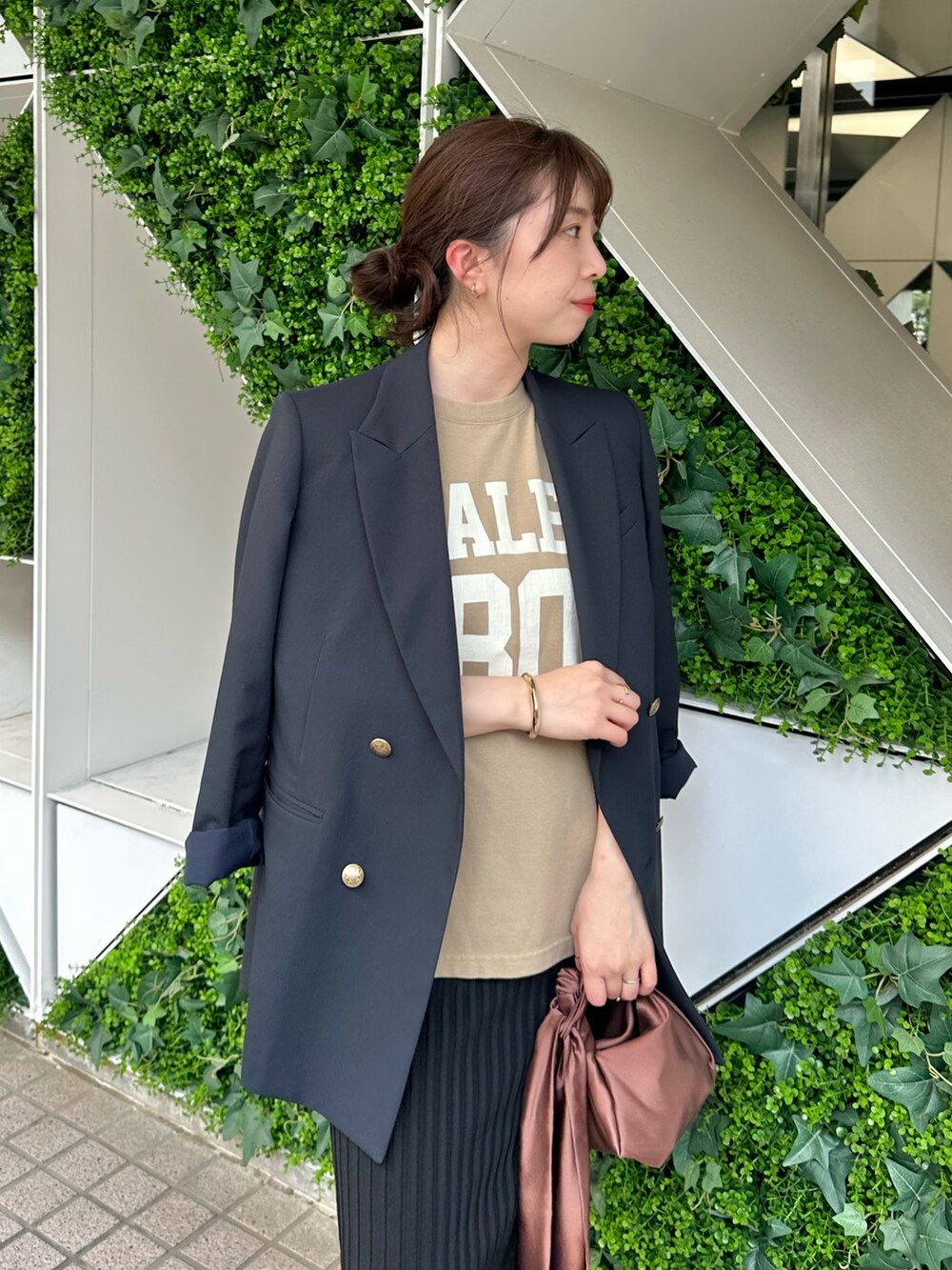 「ジャケット、テーラードジャケット、春色、春めき満開コーデ、春コーデ、大人カジュアル、休日スタイル、お出かけコーデ、大人コーデ、きれいめコーディネート、ジャケットコーデ、ロゴT、タイトスカート、サンダル、ウィムガゼット」｜「Whim GazetteのナンバーTシャツ（Tシャツ/カットソー、ベージュ系）」を使った、髙橋さん（レディース・158cm）の春コーディネートの6枚目の写真