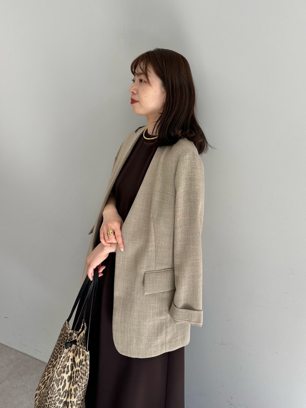 「ジャケット、春コーデ、春めき満開コーデ、休日スタイル、オトナ女子、ラクチンコーデ、お出かけコーデ、リラックススタイル、ママファッション、ベージュ、ワンピース、ウィムガゼット、whimgazette、ワントーンコーデ、ノーカラージャケット」｜「Whim Gazetteのジュートライクノーカラージャケット（ノーカラージャケット、ベージュ系）」を使った、髙橋さん（骨格ストレート・レディース・158cm）の春コーディネートの4枚目の写真