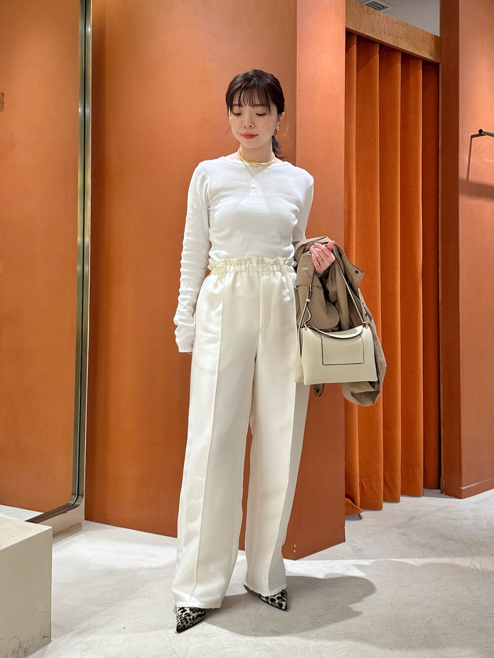 「ロンT、春服、春カラー、大人女子、おでかけコーデ、きれいめコーディネート、春夏コーデ、骨格ストレート、ウィムガゼット、whimgazette、ホワイト、ホワイトコーデ、ホワイトパンツ、ブルゾン、レオパード」｜「Whim Gazetteのフーディーブルゾン（ブルゾン、ベージュ系）」を使った、髙橋さん（骨格ストレート・レディース・158cm）の春コーディネートの4枚目の写真